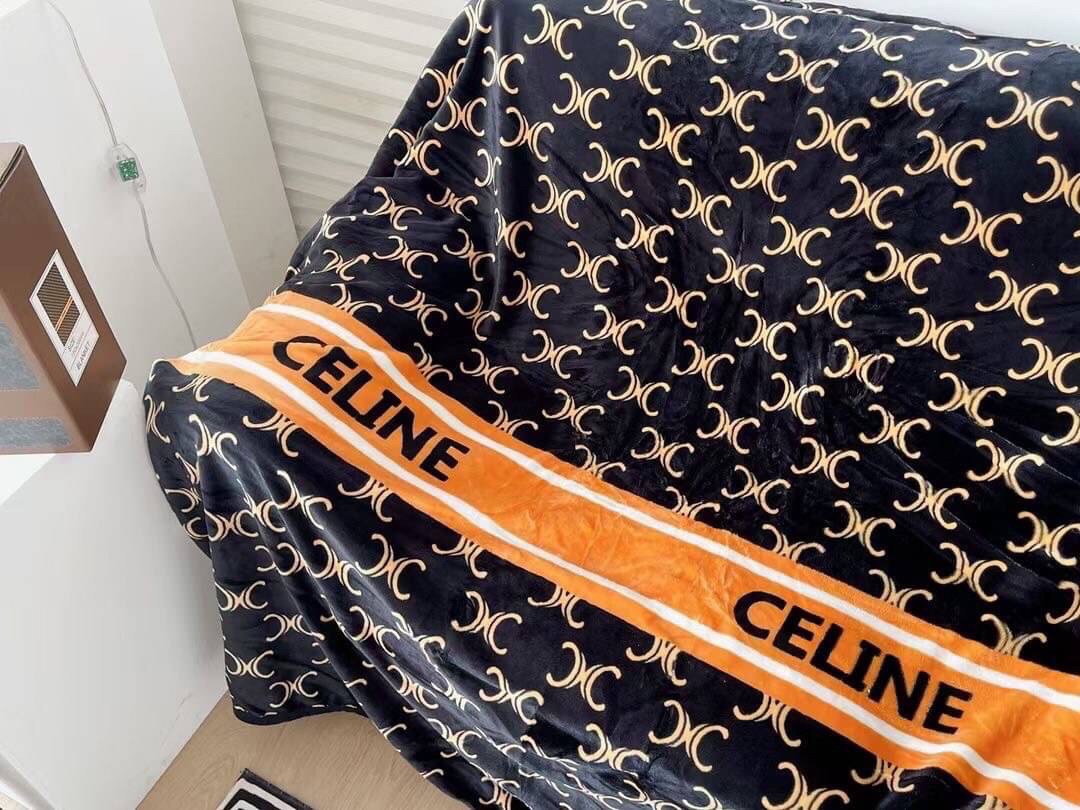 VIP GIFT 】Best Gift! Celine Blanket พร้อมส่งไอเท็มแนะนำ ผ้าห่มนุ่มนิ่ม ขนปุยๆๆ สบายผิวมาก เนื้อผ้านิ่มฟูนุ่มใช้ได้ทุกโอกาส ขนาดกำลังดี พกพาสะดวก สามารถพกไว้ใช้ในรถ ใช้ในออฟฟิศได้ จะซื้อใช้เองหรือมอบเป็นของขวัญก็ดูดีพร้อมส่งที่ไทย ราคาสุดคุ้มไม่ต้องรอพรีฯ 