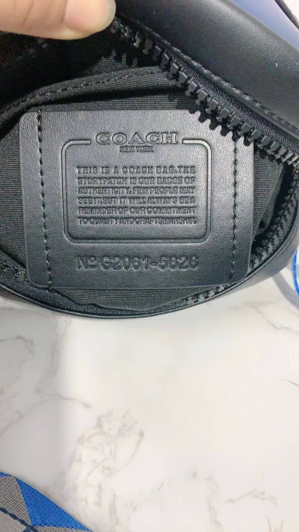 COACH NORTH/SOUTH EDGE CROSSBODY (COACH 5626) IN SIGNATURE CANVAS (COACH 6788) กระเป๋าสะพายผู้ชาย กระเป๋าสะพายรุ่นใหม่ ชนช็อป (!!)รุ่นหายาก สี COBALT MULTI วัสดุทำจาก หนังลูกวัวแท้ เนื้อเรียบ พิมพ์ลาย ขนาดกำลังดี