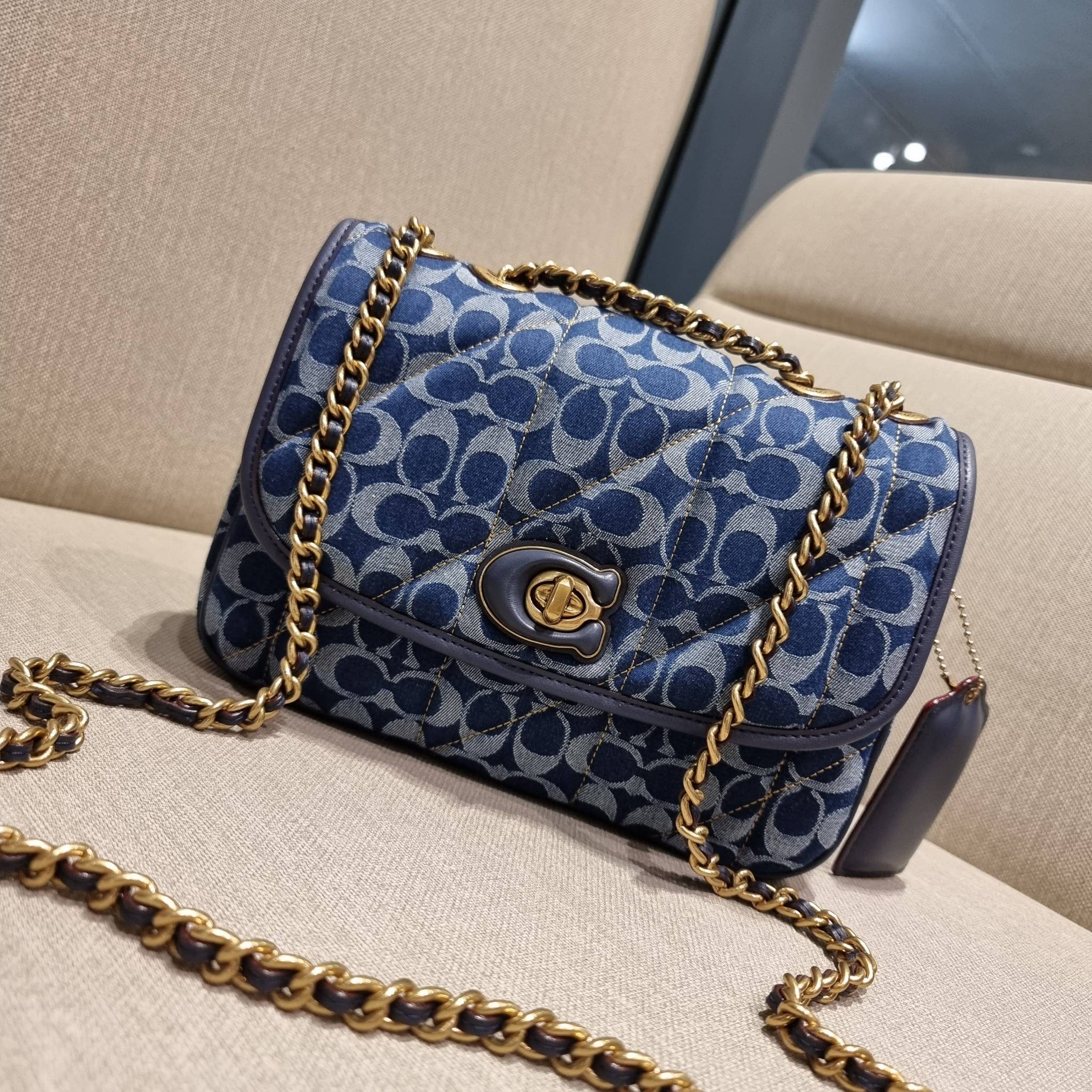 COACH CA104 PILLOW MADISON SHOULDER BAG IN SIGNATURE DENIM WITH QUILTING หรูหราที่หนึ่งต้องยกให้เลย กับไอเท็มนี้ กระเป๋าสะพายดีไซน์สุดล้ำ เดินเส้นสวยคม วัสดุผ้าเดนิม สวยเฉียบ ดูแพง เปิด-ปิดด้วยตัวบิดล็อค ใช้งานสะดวก ด้านหลังมีช่องเก็บของจุกจิกได้ ภายในแบ่