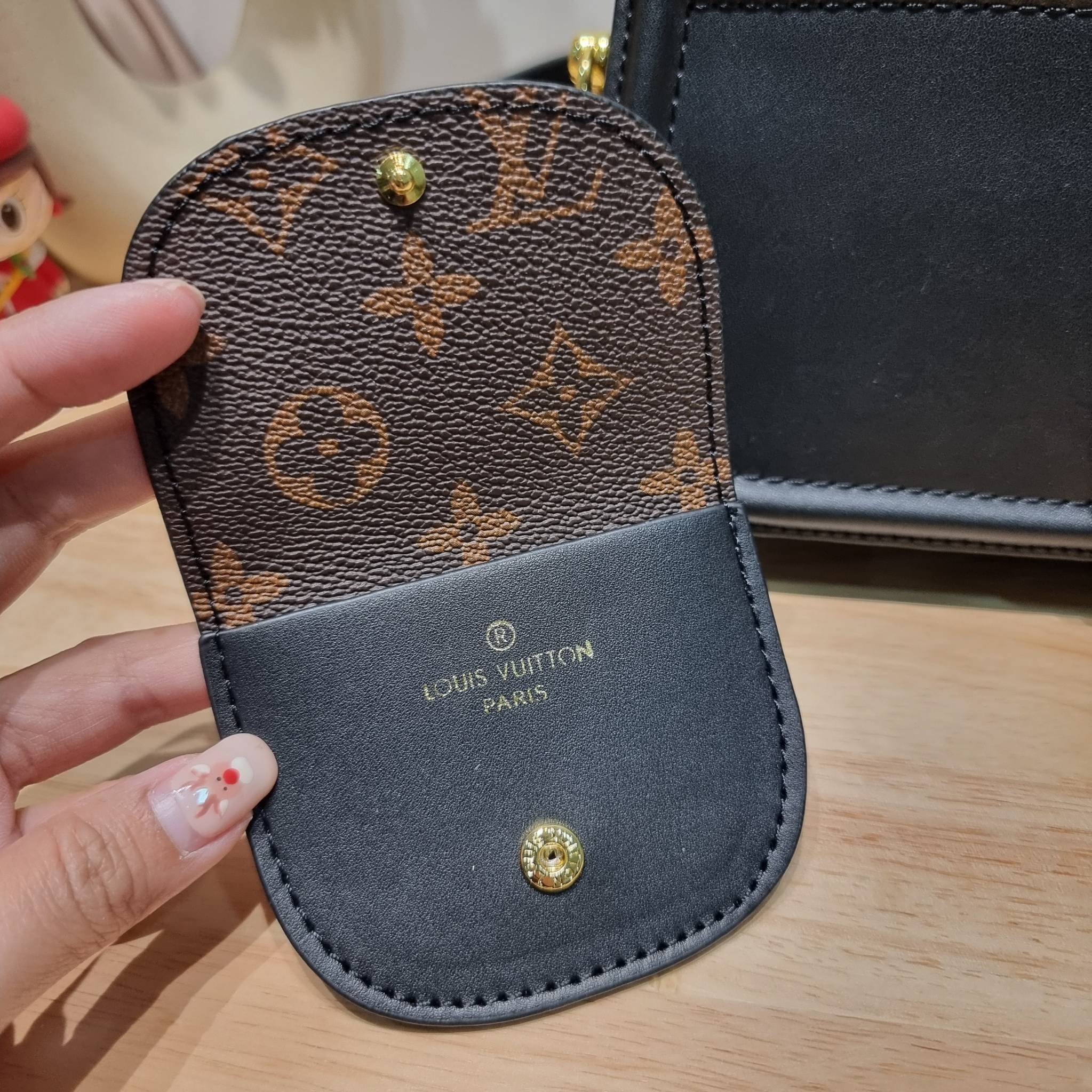 LV officier crossbody bag / LV Officier Pouch With Strap กระเป๋าสะพายเรียบหรู ดีไซน์เรียบง่าย ใช้งานสะดวก พร้อมใบลูกน่ารัก และสายสะพายเส้นใหญ่ ทนทาน แน่นหนา วัสดุหนังเรียบสวย
