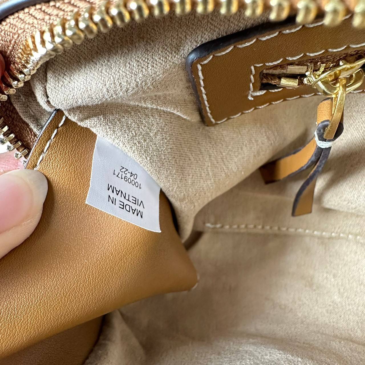 TORY BURCH Small T Monogram Marshmallow Satchel / Tory Burch tote handbag พร้อมส่ง 2 สี ใหม่ล่าสุด กระเป๋าสะพายไหล่ดีไซน์สุดทันสมัย ตัดเย็บสวยงาม ผ้า jacquard ตัดหนัง เปิด-ปิดแบบซิป มีช่องแบ่ง 2 ช่อง มีซิปลับด้านใน ใส่ของได้เยอะมากๆ ค่ะ