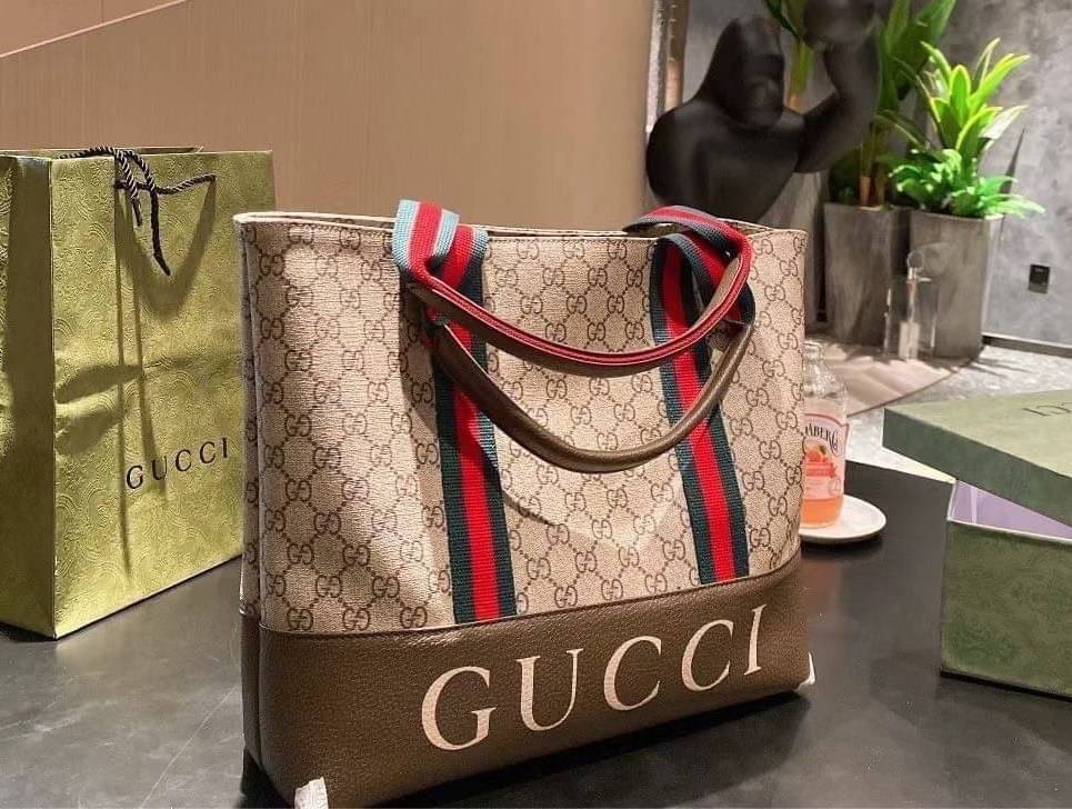 VIP 】Soft GG Supreme Ophidia Tote | GUCCI พร้อมส่งที่ไทย กระเป๋าถือ/สะพายไหล่ วัสดุผ้าแคนวาสและหนังแท้ ด้านในโล่งกว้าง จุของได้เยอะ ทนทาน ใช้งานได้บ่อย ทุกโอกาส ทุกสถานการณ์ เรียบหรูดูดี ไอเท็มแนะนำไม่ควรพลาดเลยค่า ราคาดีมากกก!!!