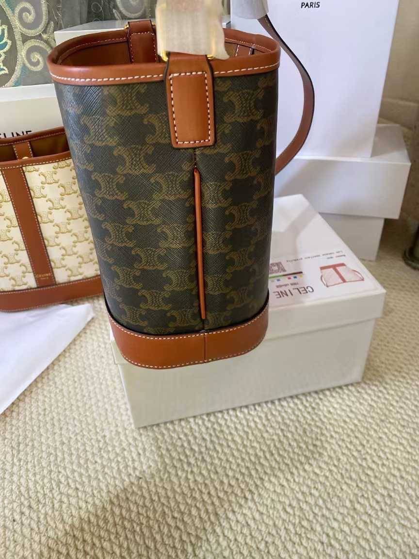 Celine bucket bag in Triomphe canvas and leather / Celine Tote Bag 6" 8" 9.5" กระเป๋าสะพายทรงบัคเก็ต โท้ทรุ่นแรกของแบรนด์ที่ได้รับความนิยมมากที่สุด ควรมีติดตู้ไว้เลย ดีไซน์สวยคลาสสิคไม่มีเอาท์