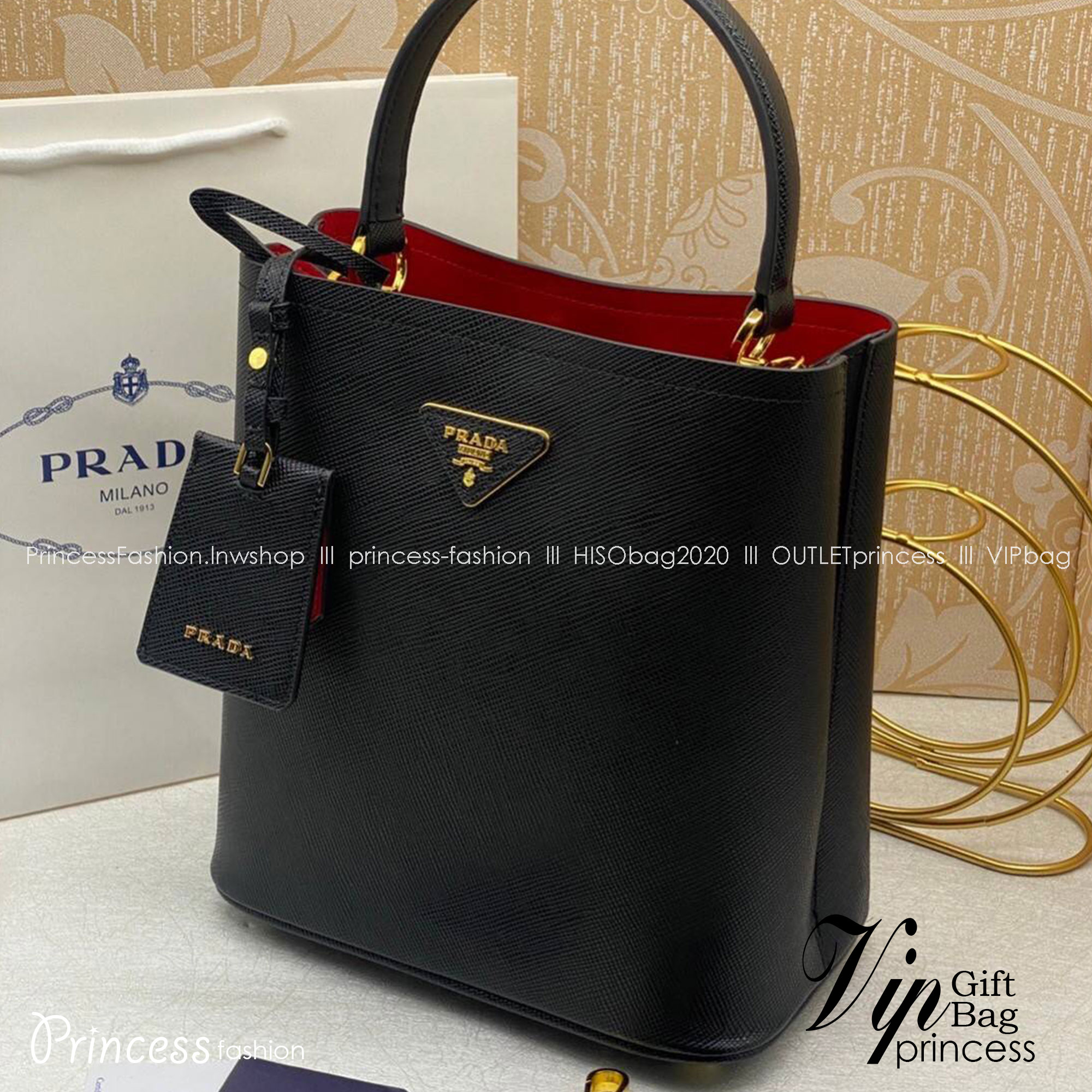 22cm Medium Prada Panier Saffiano Leather Bag / PRADA Saffiano Bucket Bag กระเป๋าสะพายทรง bucket ไซส์ใหญ่ ตอบโจทย์กับไลฟ์สไตล์คนรุ่นใหม่ที่ชอบพกพาของเยอะ ภายในโล่งกว้าง ใส่ของสำคัญได้เลย รีบจับจองกันน้า ราคาสุดคุ้มแบบนี้ ตำเลย!