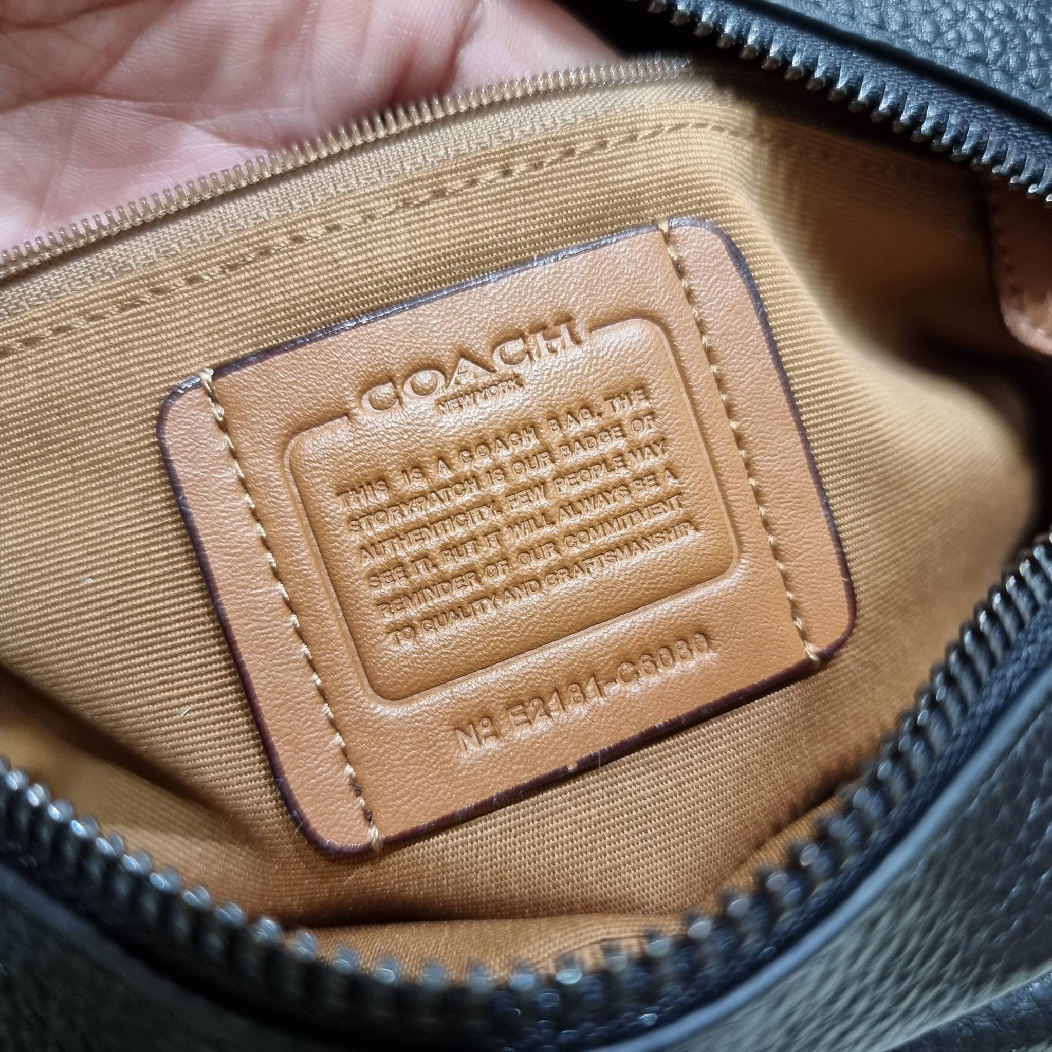 COACH C6080 HUDSON CROSSBODY IN BLOCKED SIGNATURE CANVAS ยกความคูลมาให้หนุ่มๆถึงที่!! ไอเท็มเด็ดหายาก กระเป๋าสะพายข้างดีไซน์ตัดสี เท่ไม่ซ้ำ วัสดุหนังแคนวาสสลับหนัง pepble ทนทาน ใช้งานง่าย ด้วยฝาปิดแบบกระดุมแม่เหล็กด้านหน้า และซิปที่ช่องหลัก ใช้ของได้เลยแบ