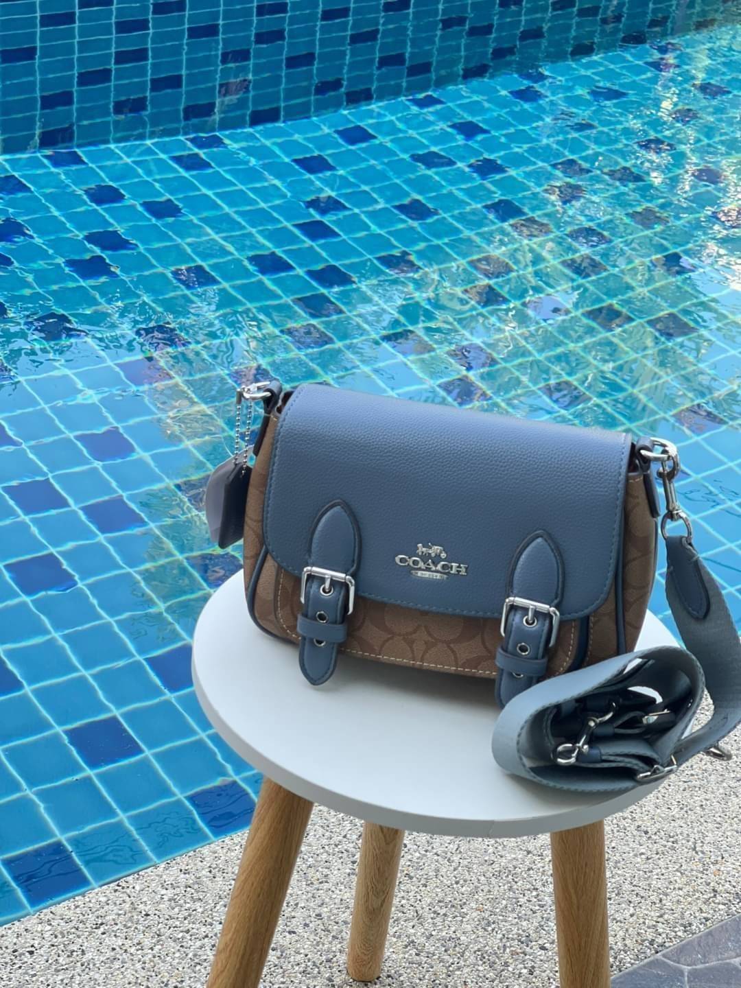 COACH Lucy Crossbody กระเป๋าใบนี้ขนาดกะทัดรัดกำลังดี เพียงพอสำหรับใส่ของจำเป็นที่ต้องการพกติดตัว ที่สำคัญใช้งานง่ายสามารถหยิบของได้สะดวกรวดเร็ว วัสดุผ้าใบเคลือบซิกเนเจอร์และหนังกรวดละเอียด ด้านในมีซิปและกระเป๋าอเนกประสงค์ ปิดสแน็ปอิน กระเป๋าแบบเปิดด้านนอก