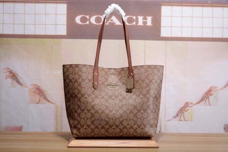 รุ่นยอดนิยม COACH TOWNTOTE IN SIGNATURE CANVAS F76636 กลับใช้ได้ทั้งสองด้าน ใบขนาดใหญ่จุใจ ใส่ของได้เยอะมากกก เป็นรุ่นที่สวยตลอดกาล ควรมีติดตู้ไว้เลยค่าา