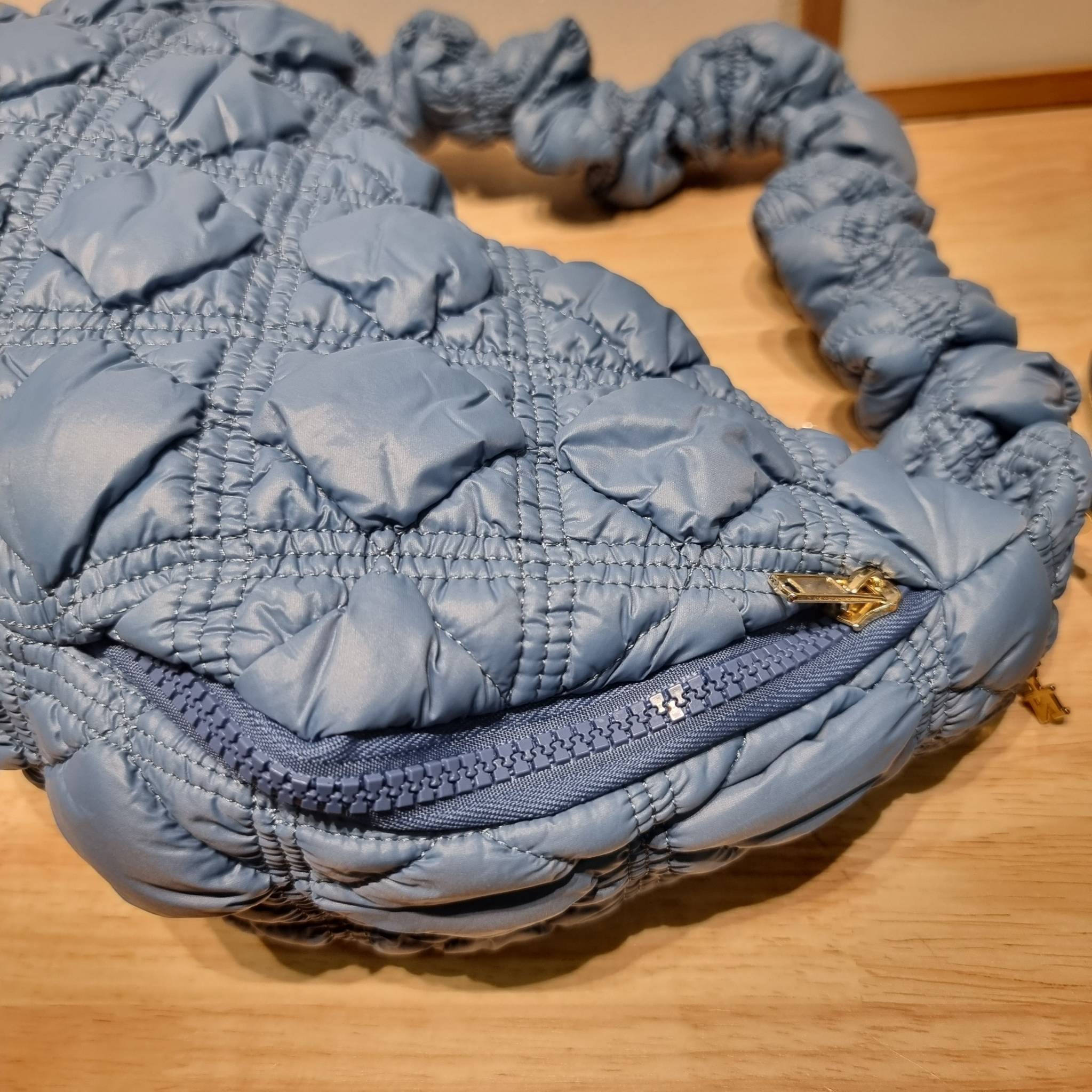 Carlyn cozy bag / Carlyn glaze bag 13 สีพร้อมส่ง อีกหนึ่งคอลเด็ด ที่ฮิตแบบฉุดไม่อยู่ กับไอเท็มนุ่มนิ่มจากเกาหลี พร้อมสีใหม่ล่าสุด กระเป๋าสะพายก้อนเมฆสุดเก๋ ที่สามารถใช้ได้หลากหลาย