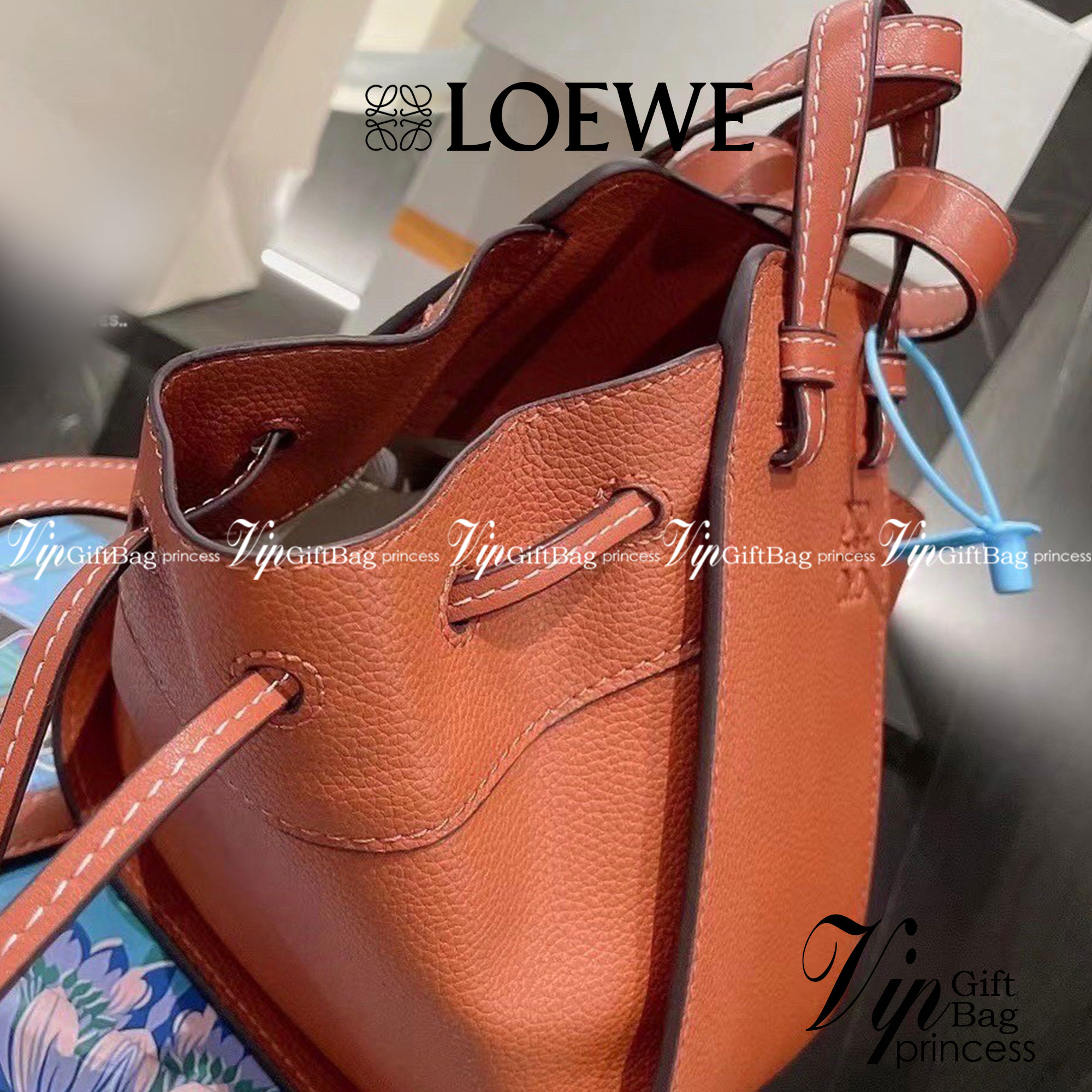 Loewe Small Hammock Leather Bag พร้อมส่ง 6 สี กระเป๋าถือหรือสะพาย รุ่น Rare items สุดๆ วัสดุหนังแท้ Calfskin หนังสวยดีไซน์มีเอกลักษณ์ ใบขนาดกำลังดี น้ำหนักเบา สามารถปรับได้หลายทรง ด้านข้างมีซิปปรับขยายได้ ภายในโล่งกว้าง ใส่กระเป๋าสตางค์ กล้อง มือถือ ของใช