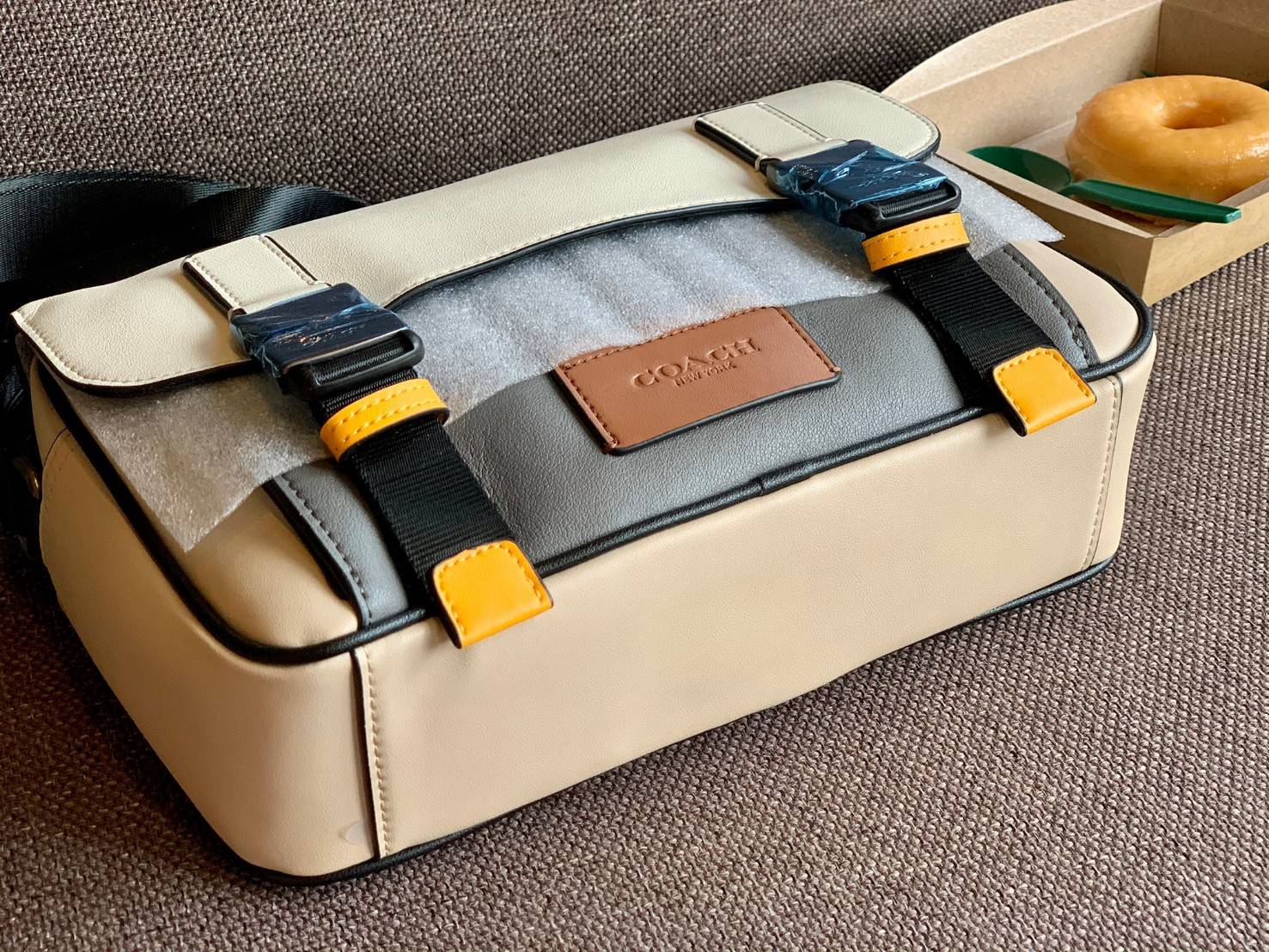 ไม่มีถือว่าพลาดมากๆ สำหรับรุ่นนี้ ใหม่เอี๋ยมเลยค่าา😘 COACH TRACK CROSSBODY IN COLORBLOCK ((4141//4021)) พร้อมส่งที่ไทย ใหม่ล่าสุดค่ะ! กระเป๋าสะพายครอสบอดี้ร์หรือสะพายข้าง หนังแท้ชั้นดีที่สุด หนังนิ่มสวยมากๆค่ะ ด้านหน้าเย็บป้ายหนังโลโก้แบรนด์ เปิดป