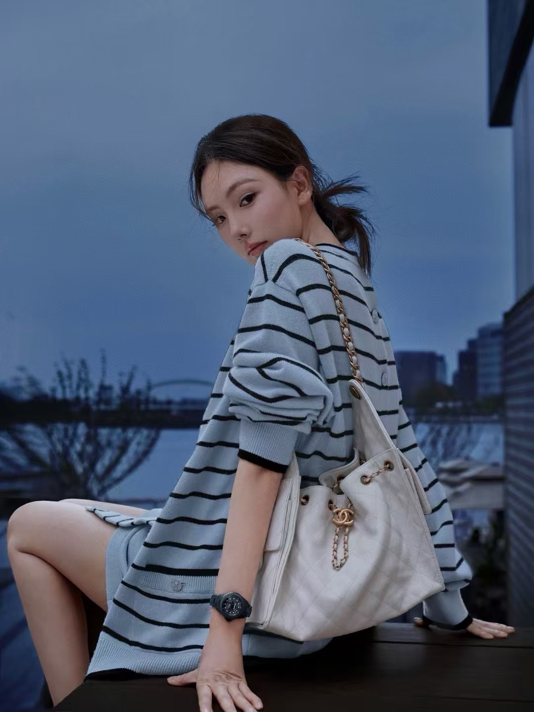 ORI หนังแท้ | 25cm CHANEL 25 Small Handbag Spring-Summer 2025 กระเป๋าสะพายรุ่นใหม่สุดฮอตแห่งปี หนังแท้ลายเกรน ที่สุดแห่งความไอคอนิก มาพร้อมใบเล็ก อะไหล่สีทองสวยหรู