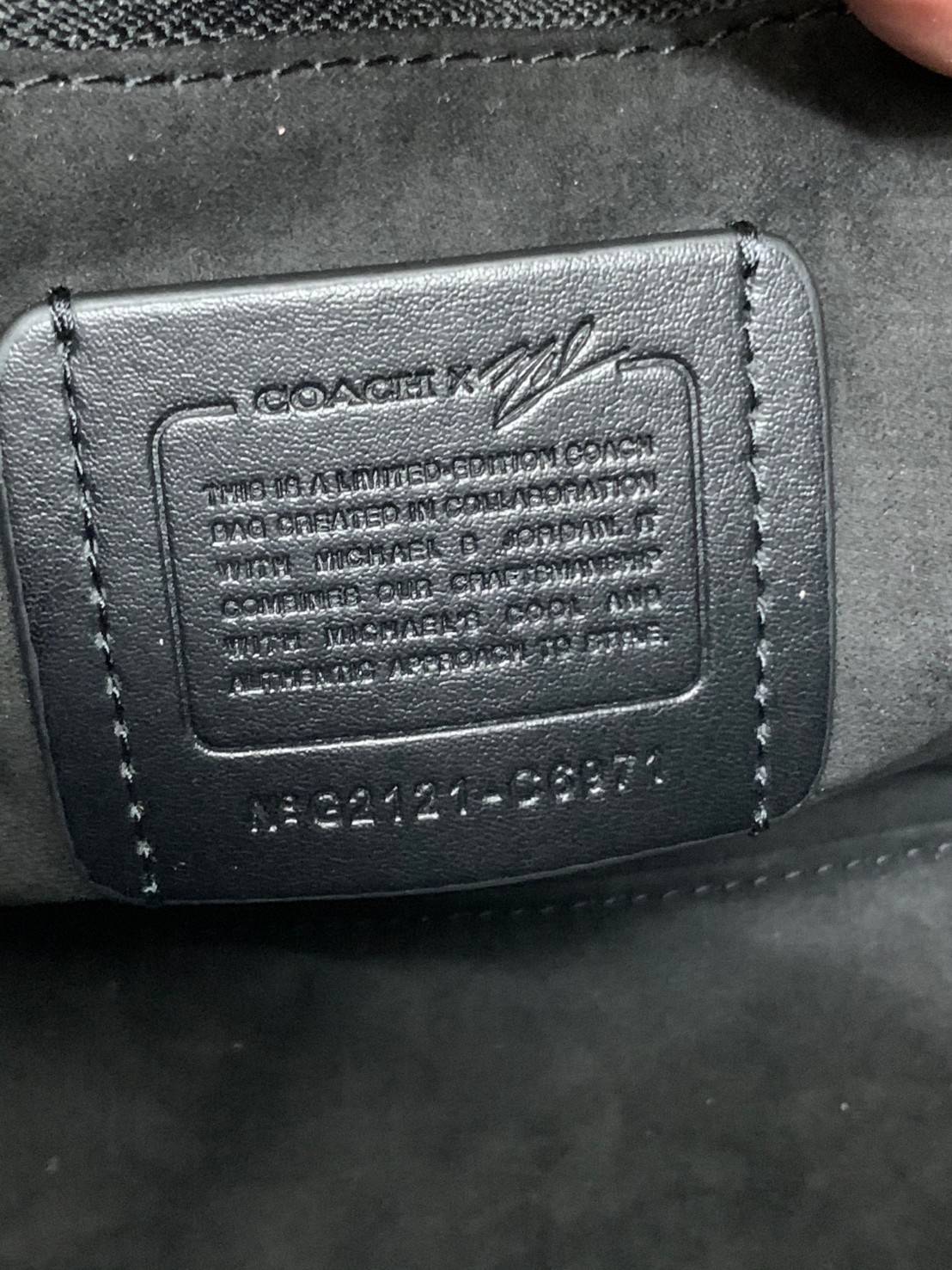 มาสคอตที่รัก 💋 ยังไม่เข้าช๊อปไทย สวยก่อนใครไปเลยจร้าา COACH X MICHAEL B. JORDAN FIELD TOTE 22 IN MUMMIFIED SIGNATURE CANVAS WITH REXY ((C6971)) พร้อมส่งที่ไทยทันทีค่ะ! MICHAEL B.JORDAN ร่มมือกับCoach ออกแบบกระเป๋าทรงTote กนังแท้นิ่มมือ ใหม่ลาสุดมา