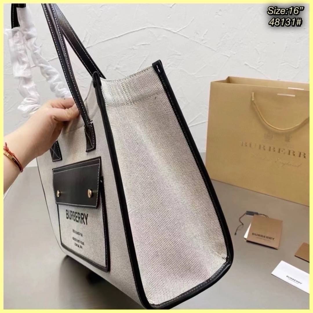 Burberry Freya Canvas Tote Bag Large กระเป๋าสะพายทรงโท้ทใบใหญ่จุใจ ดีไซน์ทรงเหลี่ยมสวยอยู่ทรง ด้านหน้ามีช่องใส่ของ ภายในโล่งกว้างจุของใช้ได้เยอะ