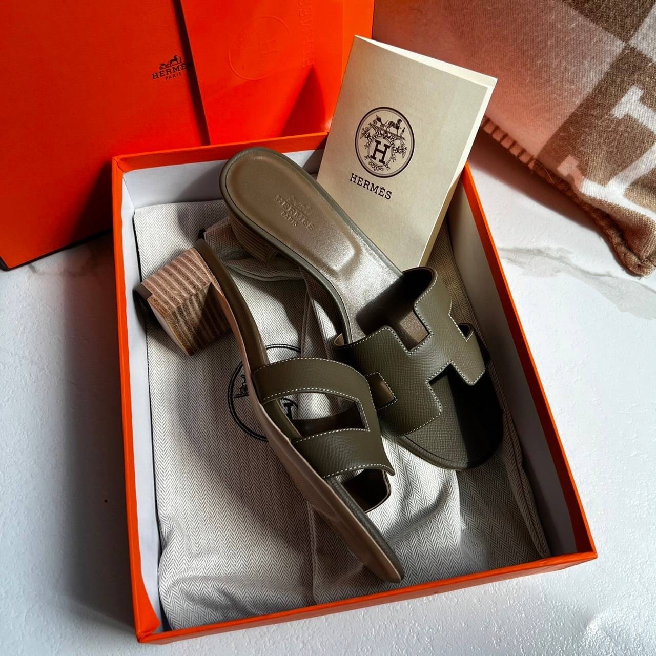 หนังแท้ Hermes sandal Epsom leather รองเท้างานสั่งตัตใช้สลับแท้ เกรดออริจินอล ตรงพื้นรองเท้าทำจากไม้รองด้วยหนังแท้ 100% งานตัดเย็บปราณีตละเอียดมากค่ะ มีอุปกรณ์ครบ หนังนิ่มใส่สบาย ใช้ทนนาน เกรดนี้คุ้มมาก ไม่ผิดหวังค่ะ ภาพสินค้าถ่ายจากงานขายจริง ใช้งานต่างป
