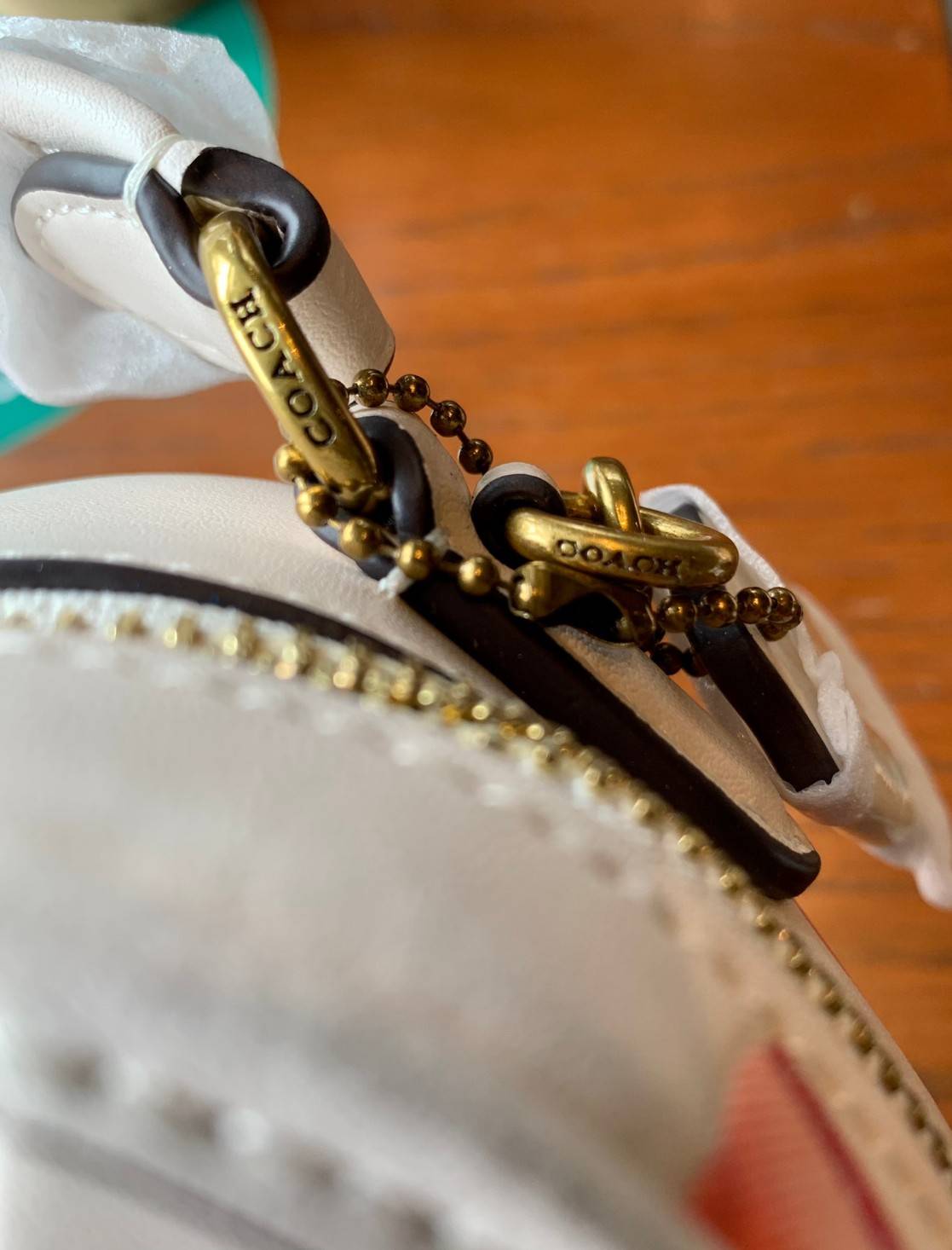 COACH LUNCHBOX TOP HANDLE WITH HEART PRINT ((C3920)) พร้อมส่งความน่ารักที่ไทย ตามมาติดๆค่ะ!! กระเป๋าสะพายข้างหรือแบบหิ้วออกงานเกร๋ๆได้เลยค่ะ หนังแท้อย่างดีสวยงามมากค่ะ ❤️จุดเด่นของรุ่นคือปริ้นลายหัวใจแบบ3D ทั้งใบ