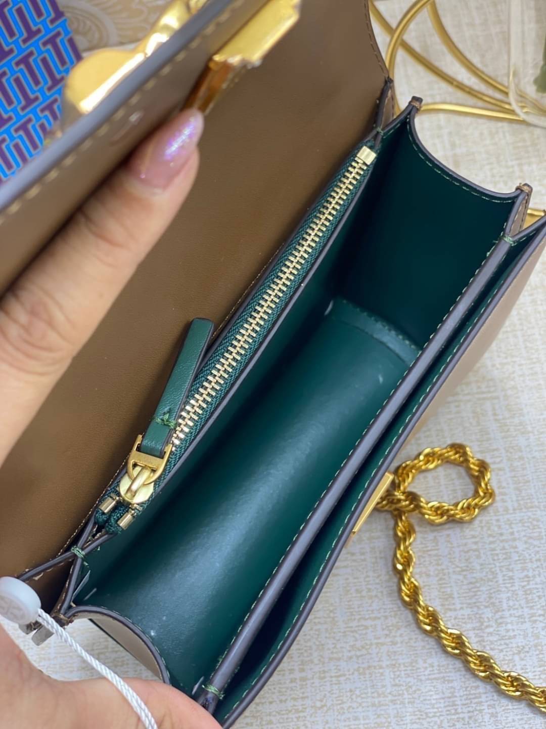 Tory Burch Eleanor Medium Convertible Shoulder Bag / Tory Burch 75003 ฮอตไอเท็ม รุ่นนี้ขายดีขายหมด สวยหรู คุณหนู ผู้ดี!! หายากมากแล้วน้า กระเป๋าสะพายข้าง ดีไซน์อยู่ทรง ขนาดกำลังสะดวกใช้สำหรับสาว เปิด-ปิดด้วยแถบแม่เหล็ก ภายในแบ่งสัดส่วนได้เป็นอย่างดี