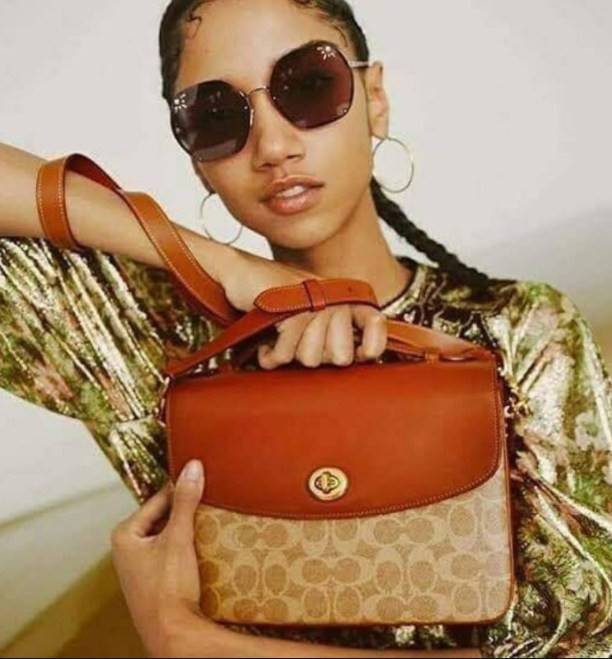 COACH CASSIE CROSSBODY BAG((68349//68348)) พร้อมส่งค่ะ! รุ่นฮิต กระเป๋าหิ้วได้//สะพายข้างหรือครอสบอดี้ร์ได้ หนังแท้นิ่มสวย เปิดปิดกระเป๋าแบบหมุนล็อค ภายในกระเป๋ามี3ช่องให้ใส่ของ แต่ล่ะช่องกว้าง สามารถใส่กระเป๋าเงินใบยาวได้;ของอื่นๆได้จุทีเดียวค่ะ ;มีช่องซ