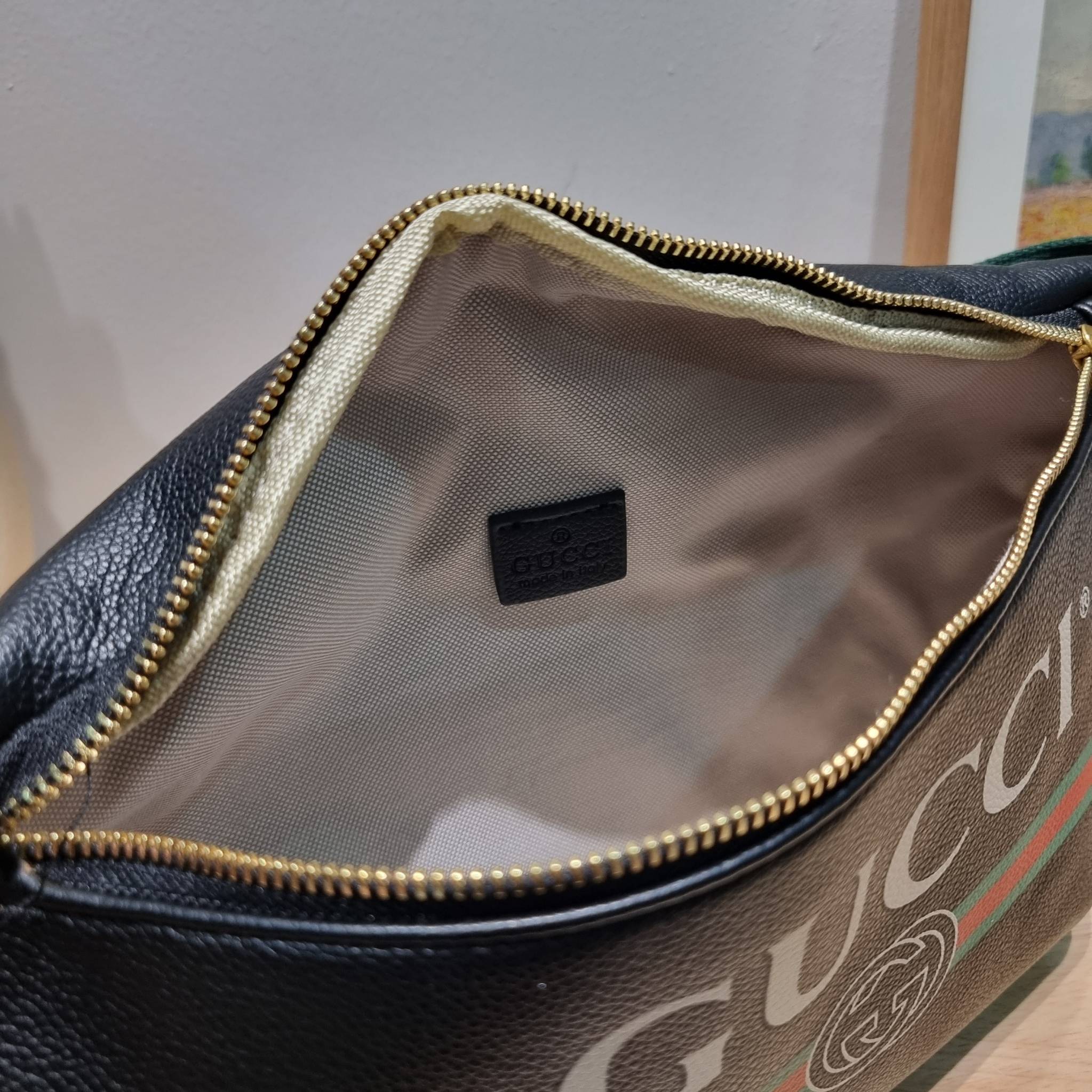 GUCCI Print Logo Belt Bag / GG LEATHER BELT BAG ไอเท็มยอดฮิต ขึ้นแท่น best seller กับกระเป๋าคาดอก ไซส์ใหญ่จุได้คุ้มค่า รูปทรงคลาสสิค พกพาง่าย ดีไซน์ลวดลายเอกลักษณ์ที่เป็นกิมมิค สายสะพายปรับได้ตามชอบ