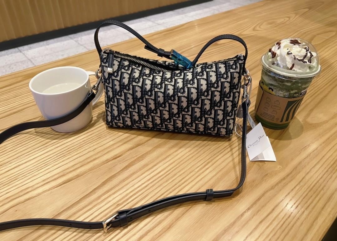 Medium DiorTravel Nomad Pouch Blue Dior Oblique Jacquard / DIOR AMBER MEDIUM BUCKET BAG กระเป๋าถือทรงพอช หรูหรามีสไตส์เป็นเอกลักษณ์