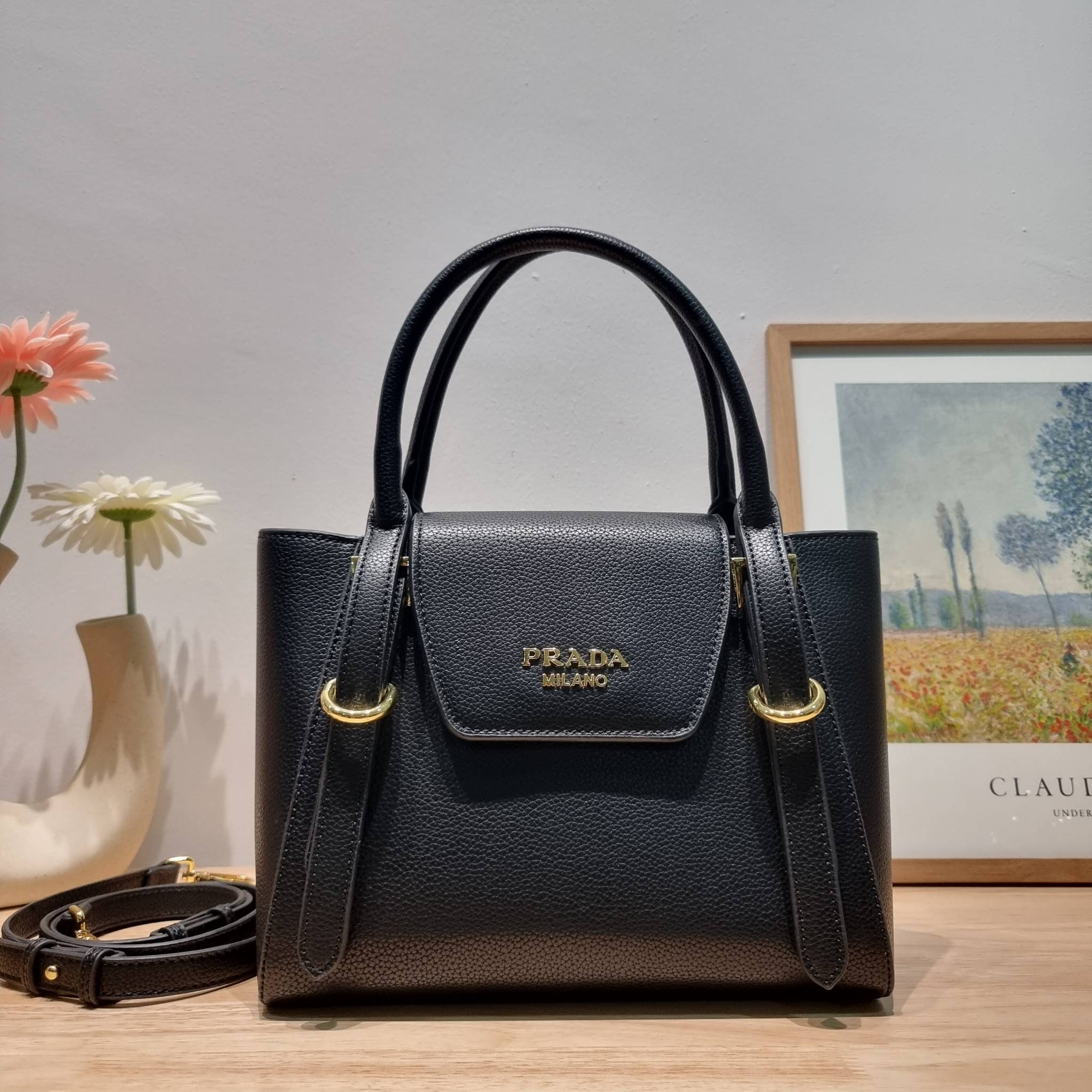PRADA Saffiano leather bag / Prada leather bag กระเป๋าถือ/สะพายล่าสุด ที่ดีไซน์เรียบหรู สวยคมชัด เต็มไปด้วยดีเทลน่าใช้ สายคล้องไหล่ที่สามารถถอดออกได้