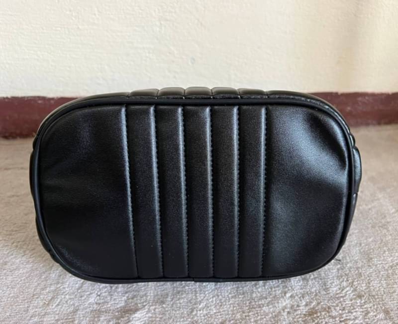 BURBERRY FRAGRANCES LAMBSKIN BAG VIP หนังแท้ Lambskin นิ่มสวยหรูดูดี ภายในโล่งกว้างใส่ของได้เยอะ มาพร้อมสายสะพายโซ่ทองสามารถซ้อนสายสั้นสะพายไหล่ได้หรือจะใช้สายยาว Crossbody ก็ดูดีมาพร้อมกล่องแบรนด์ Original Package อีกรุ่นหายากที่น่าใช้น่าสะสม Rare items 