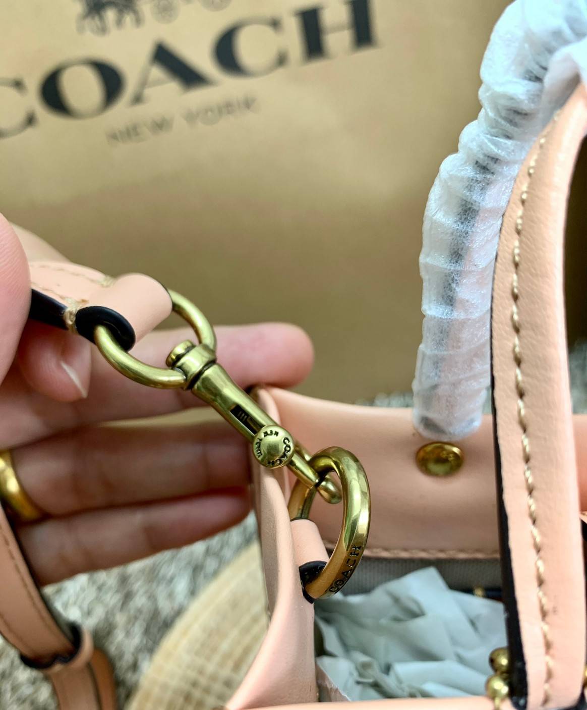 COACH MINI CASHIN TOTE ((C4828)) 💥พร้อมส่งที่ไทยรุ่นใหม่ล่าสุดค่ะ! กระเป๋าขนาดมินิ หนังแท้ หนังนิ่มสวย น่าใช้มากๆค่ะ ปากกระเป๋าแบบแม่เหล็ก ภายในสามารถใส่กระเป๋าเงินใบกลางได้;มือถือแบบตั้งได้ทุกรุ่น;ของจำเป็นจุกจิกสาวๆได้หลายอย่างนะคะ;พร้อมช่องเสีย