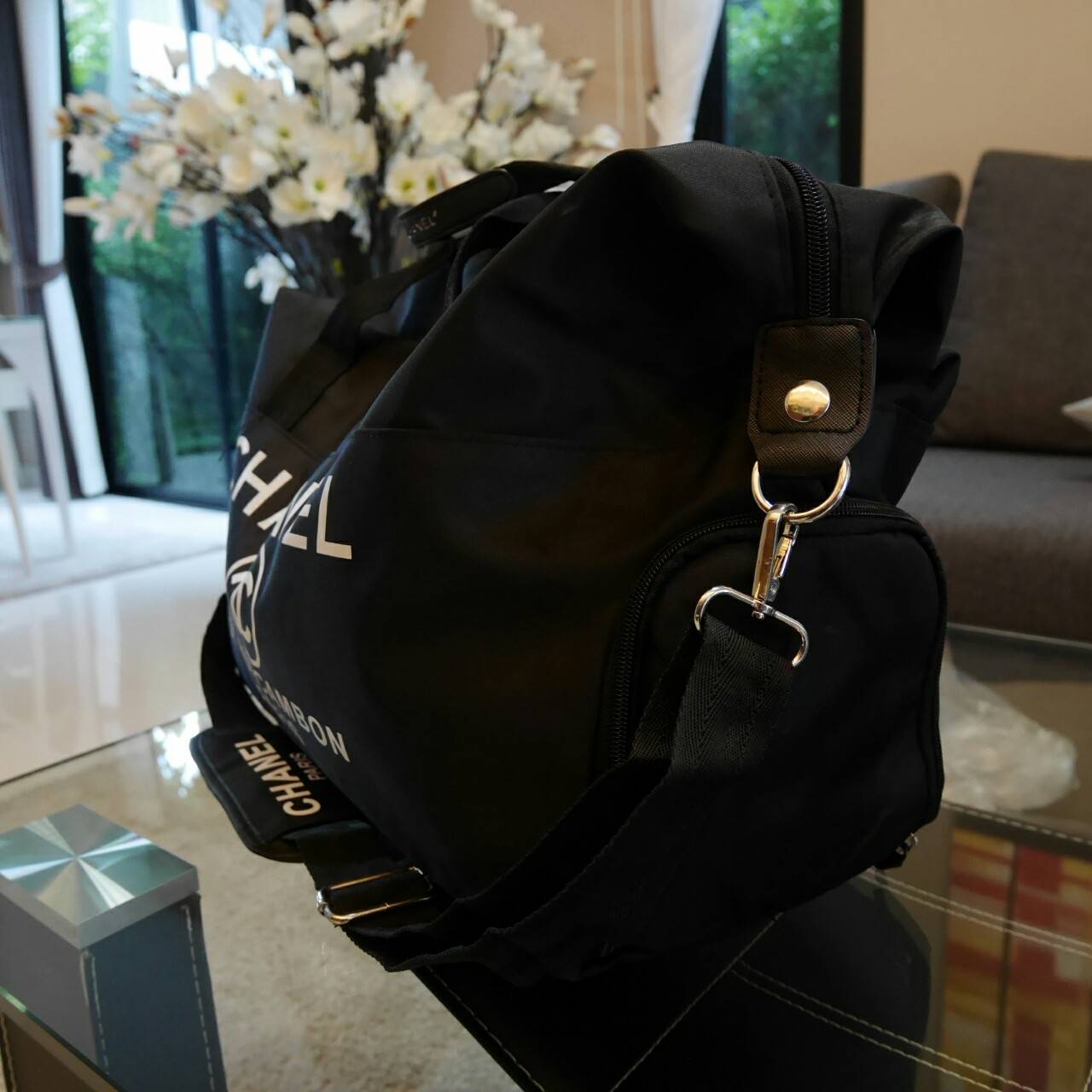 Must Have Now!!! กับ ไอเท็มที่ต้องมีติดตู้!! Chanel VIP Extra Large Tote/Duffle Bag กระเป๋าเดินทางแบบถือ ทรงยอดฮิต กันน้ำได้เต็มใบ 100% ด้านหน้าสกรีนโลโก้แบรนด์ เปิดปิดด้วยซิป ด้านในส่ของได้จุใจ มีช่องใส่ของเป็นสัดส่วน แถมมีช่องพิเศษใส่รองเท้าได้อีกด้วยคะ