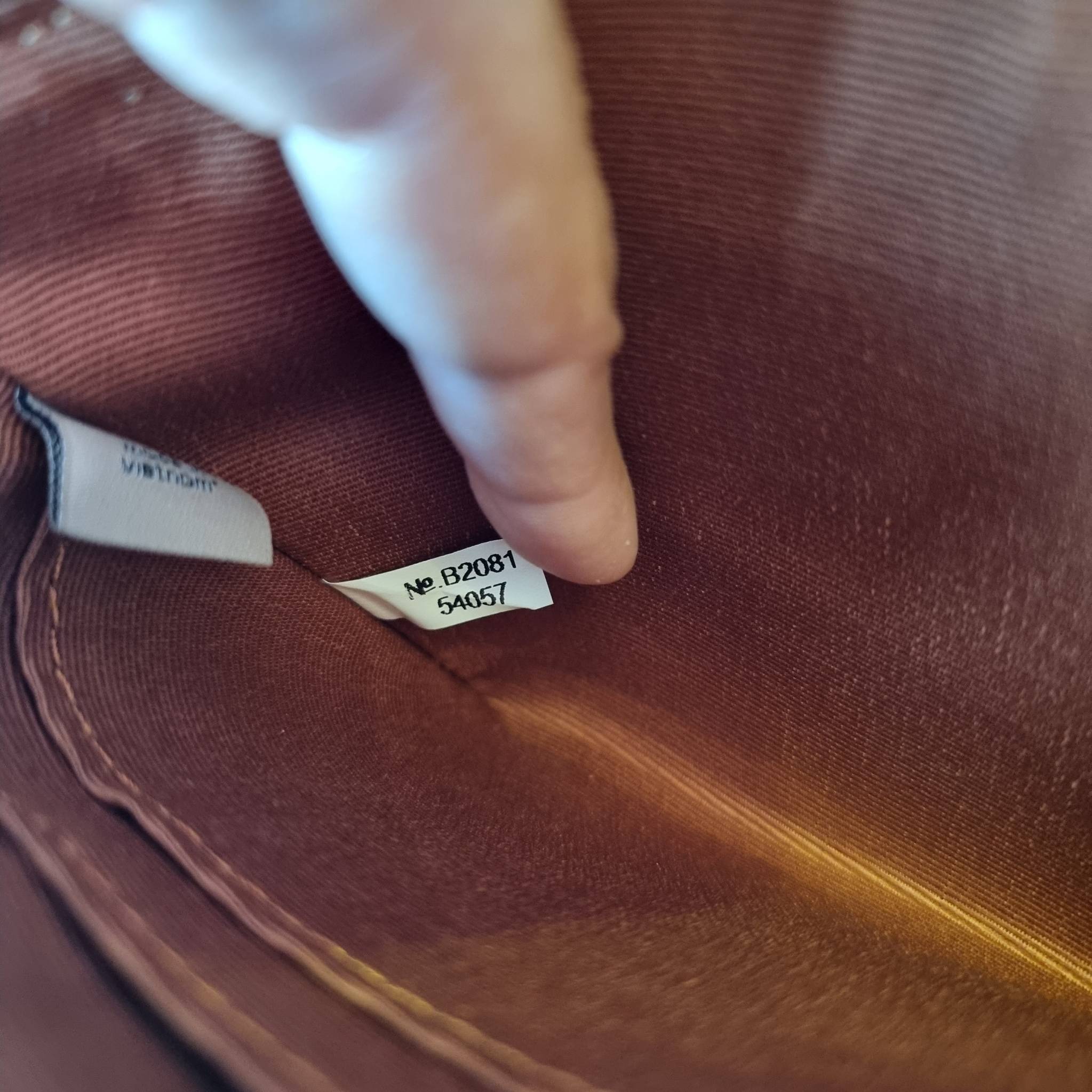 COACH F54057 DOUBLE ZIP WALLET IN SIGNATURE กระเป๋าคล้องมือ size L ใบนี้ใส่มือถือได้ทุกรุ่น ขนาดกำลังดี พกพาสะดวกมากๆ วัสดุหนังสังเคราะห์ ภายในเป็นผ้าสีสวยคม ใส่ธนบัตร ใส่บัตรได้เยอะ ใส่มือถือได้สบายๆทุกรุ่น ตอบโจทย์สาวๆที่ไม่ชอบพกเยอะวุ่นวายจ้า ใบนี้เอาอ