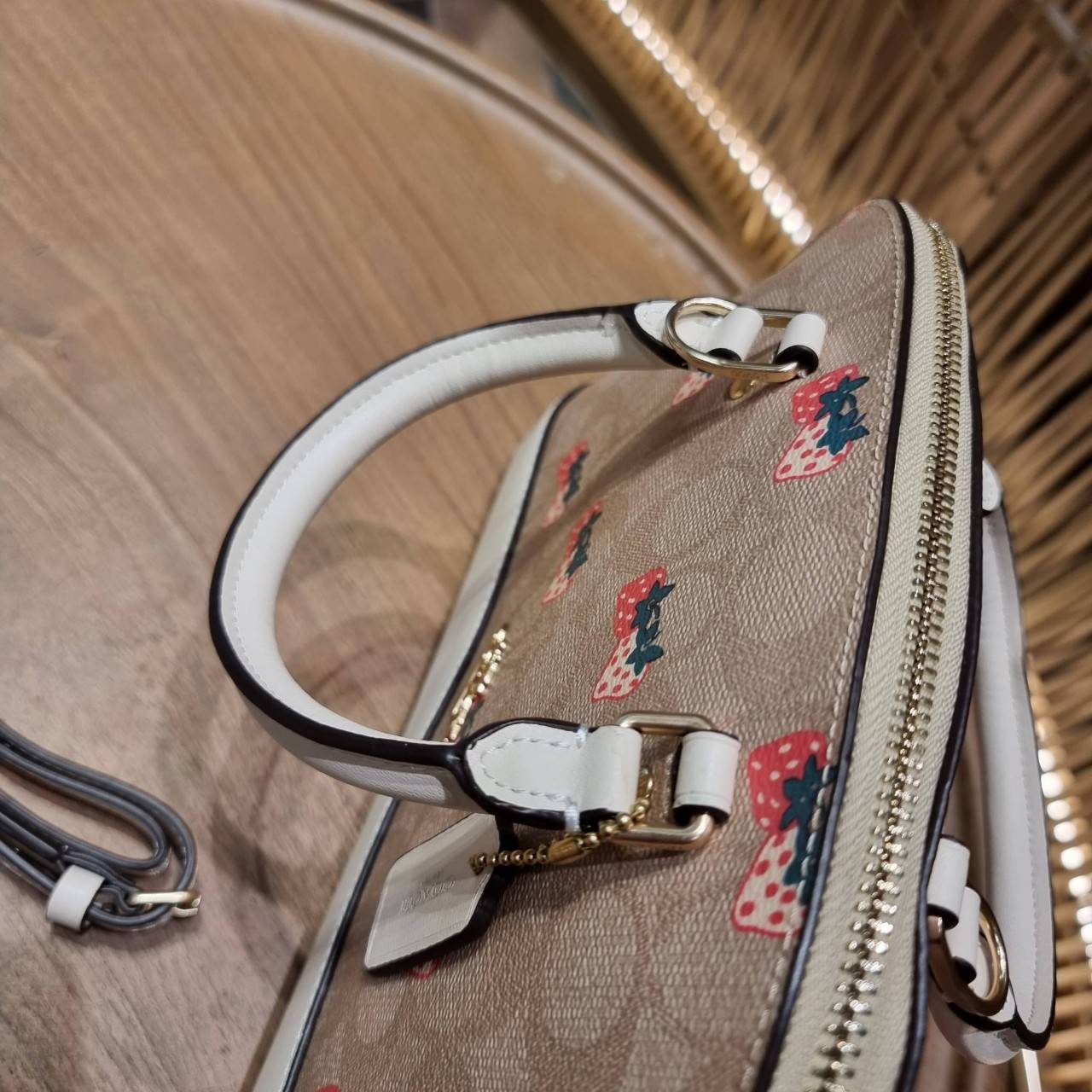 COACH 91514 MINI SIERRA SATCHEL IN SIGNATURE CANVAS WITH STRAWBERRY PRINT สายคุณหนูมารวมตัวกันตรงนี้เลยจ้า!! ละมุนกว่านี้ไม่มีแล้ว กับกระเป๋าทรงโดมสุดคลาสสิค เพิ่มดีเทลลูกเล่นลายสตรอเบอรี่ ให้มีความคิ้วท์แบบไม่เยอะเกินไป ลงตัวพอดี มาพร้อมหูจับในตัวและสายส