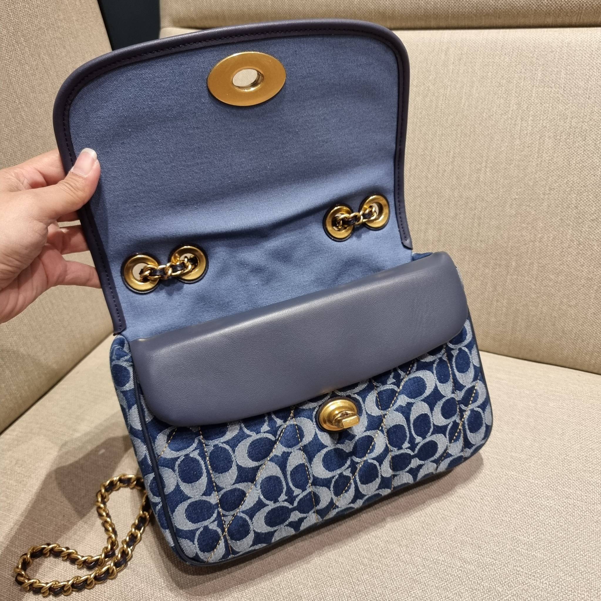 COACH CA104 PILLOW MADISON SHOULDER BAG IN SIGNATURE DENIM WITH QUILTING หรูหราที่หนึ่งต้องยกให้เลย กับไอเท็มนี้ กระเป๋าสะพายดีไซน์สุดล้ำ เดินเส้นสวยคม วัสดุผ้าเดนิม สวยเฉียบ ดูแพง เปิด-ปิดด้วยตัวบิดล็อค ใช้งานสะดวก ด้านหลังมีช่องเก็บของจุกจิกได้ ภายในแบ่