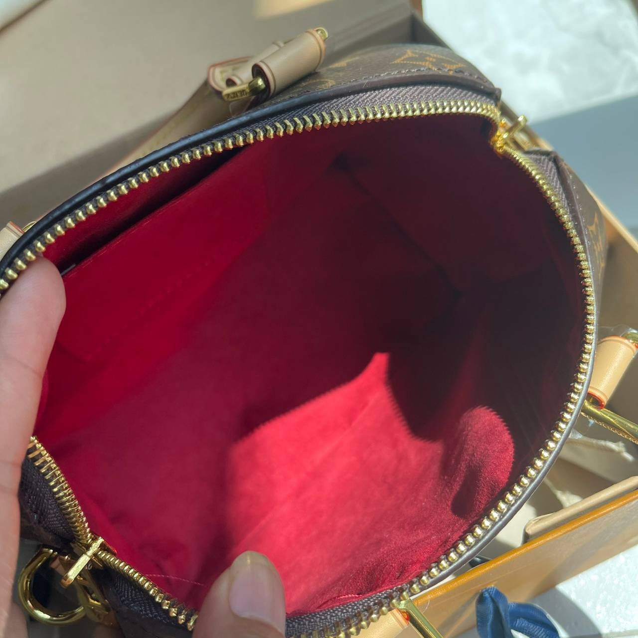 หนังแท้ LOUIS VUITTON POCHETTE SPEEDY BANDOULIÈRE 20 มาพร้อมสายผ้า มีให้เลือก2 สี ถ่ายสดจากสินค้าจริง ขนาดน่ารัก เป็น every look ที่หรูหรามากค่าา