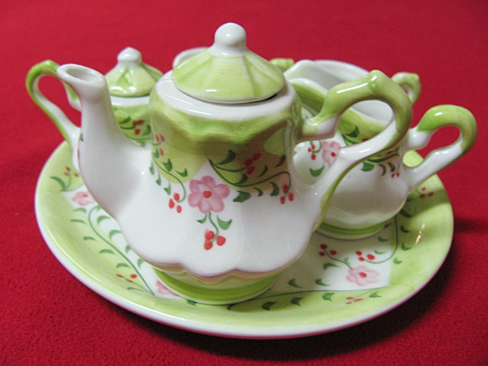 สินค้าหมดค่ะ ชุดกาน้ำจิ๋ว ลายดอกไม้สีเขียวค่ะ