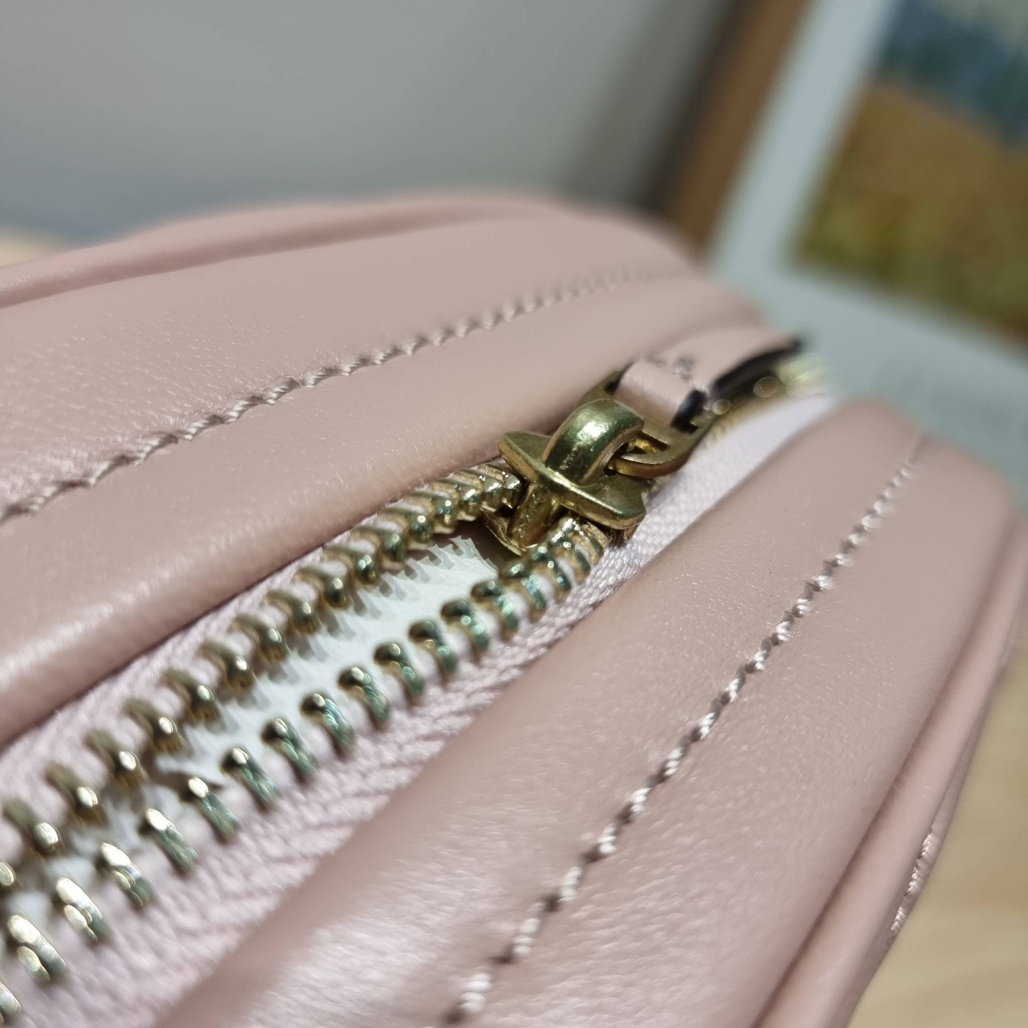 TORY BURCH KIRA CHEVRON SMALL CAMERA BAG / TORY CAMERA BAG / TORY BAG พร้อมส่ง 4 สี กระเป๋าสะพายทรงกล้อง ขนาดกะทัดรัด ไซส์สะพายคล่องตัว ดูหรู ลูกคุณหนู