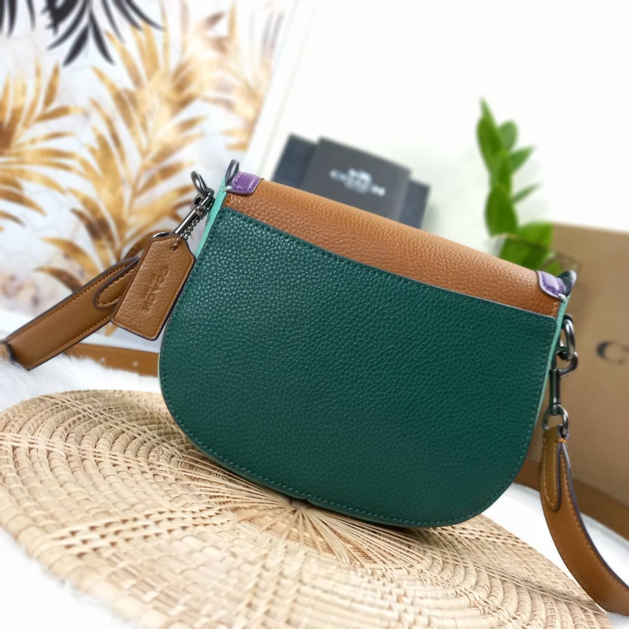 OUTLET 】COACH JADE SADDLE BAG IN COLORBLOCK (COACH 91084) สวยพิฆาตมาก สยบทุกสายตา 🌺 พร้อมส่งความสวยก่อนใคร// กระเป๋าถือ สะพาย มีสายสะพายยาว ถอดและเลื่อนปรับระดับได้ //วัสดุหนังแท้เต็มใบ หนังคุณภาพ ขึ้นทรงสวยมากๆ งานสวยคมกริบที่สุด //ฝาเปิดเป็นแบบฝ