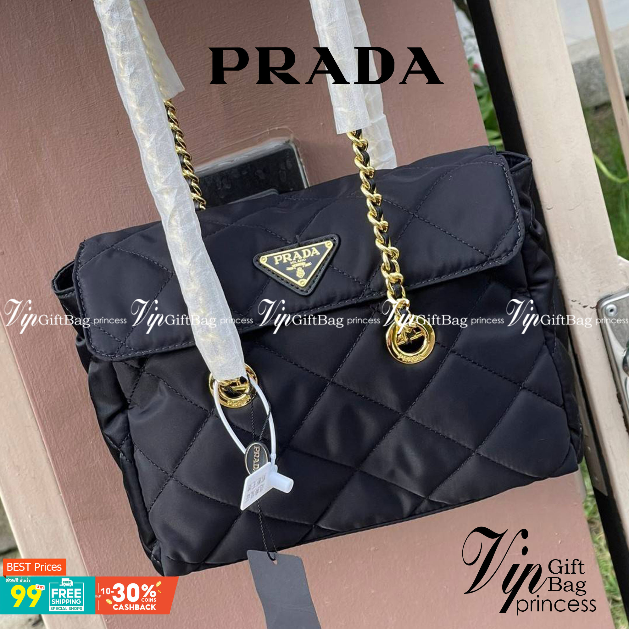 Prada Black Quilted Nylon Vintage Shoulder Bag ถือว่าเป็นแบรนด์ที่ได้รับการขนานนามว่าเป็น "แบรนด์คลาสสิกที่แปลกใหม่ ดูเก่าแต่ทันสมัย" กระเป๋าสะพายไหล่ใบนี้ วัสดุเป็นไนลอนที่ถือเป็น Iconic ของแบรนด์ มาพร้อมกับดีเทลที่ใช้สายสะพายโซ่ร้อยเข้ากับหนัง