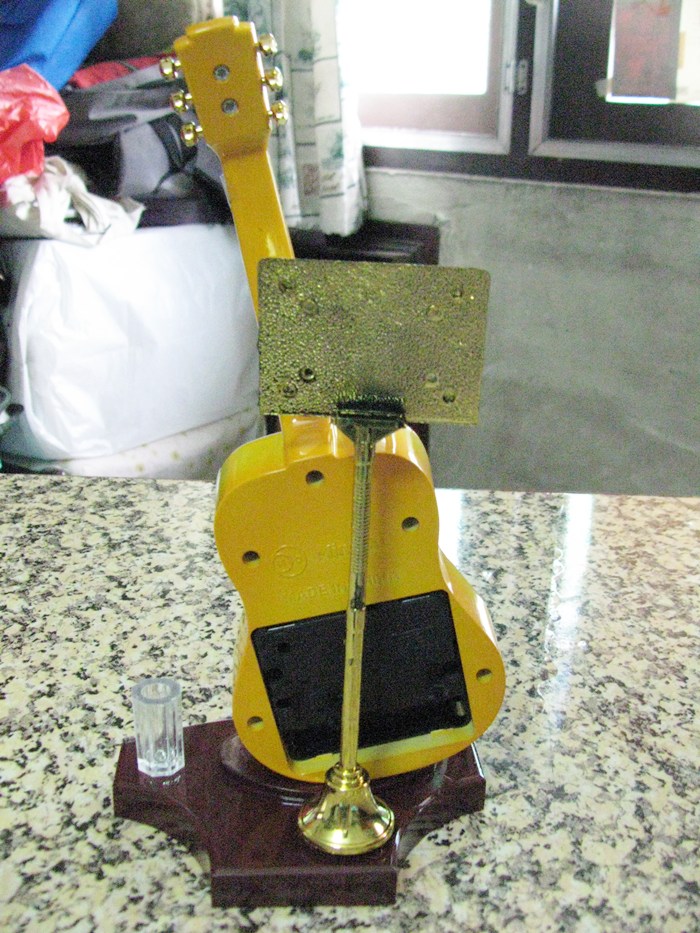 สินค้าหมดค่ะ นาฬิกาปลุกกีต้าร์สีเหลืองค่ะ