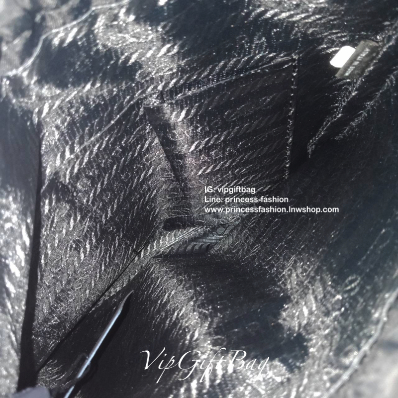 มาใหม่ค้าา กระเป๋าอเนกประสงค์ ทรงหูรูด จากแบรนด์ PRADA เป็น กระเป๋าผ้าไนล่อนเต็มใบ กันน้ำได้ ด้านหน้าประดับโลโก้โลหะแบรนด์ด้านหน้า พร้อมช่องซิปใส่ของได้อีกช่อง ด้านในบุผ้าปั้มแบรนด์ มีช่องใส่บัตรได้อีกช่อง กว้างขวาง ใส่โทรศัพท์ได้ทุกรุ่น ใส่คสอ.พกพาได้สะด