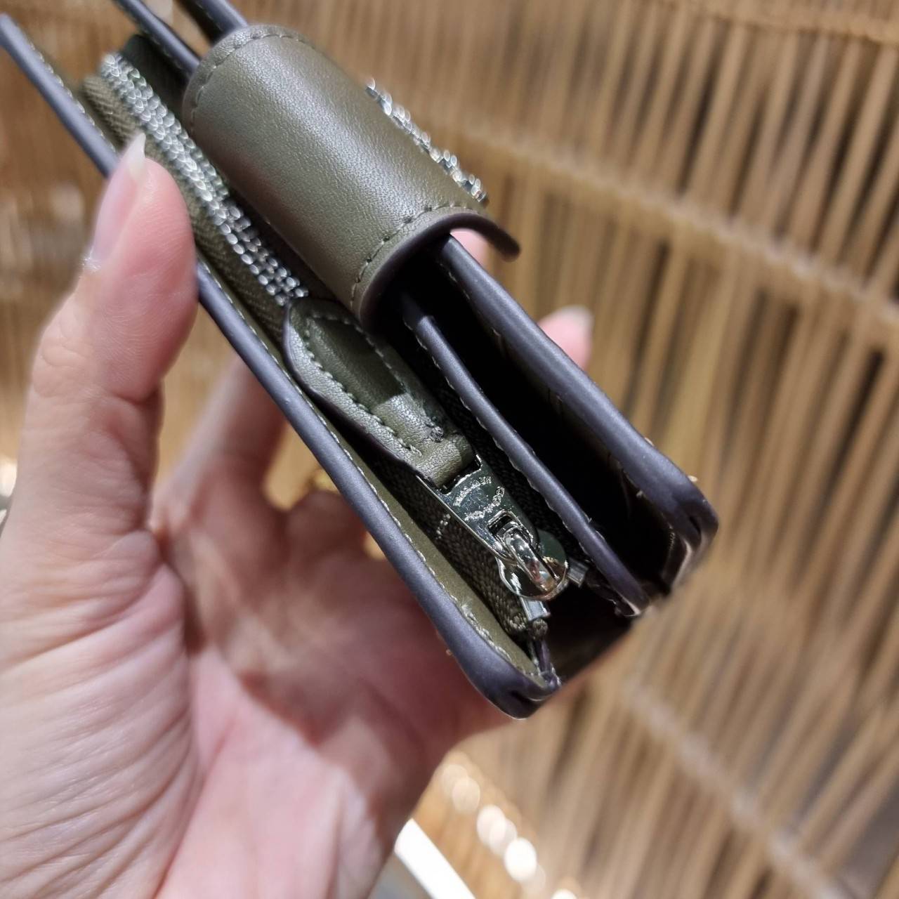 COACH C0082 MEDIUM CORNER ZIP WALLET IN SIGNATURE CANVAS ดีไซน์ใหม่ล่าสุด!! กระเป๋าสตางค์ใบกลาง 👛 ขนาดกำลังเหมาะมือ วัสดุหนังแคนวาสเคลือบลาย ดูแลรักษาง่าย มีช่องใส่บัตรและธนบัตรครบ และช่องซิปแยกไว้ใส่เหรียญ ครบเซ็ทแบบนี้เหมาะส่งต่อเป็นของขวัญที่สุ