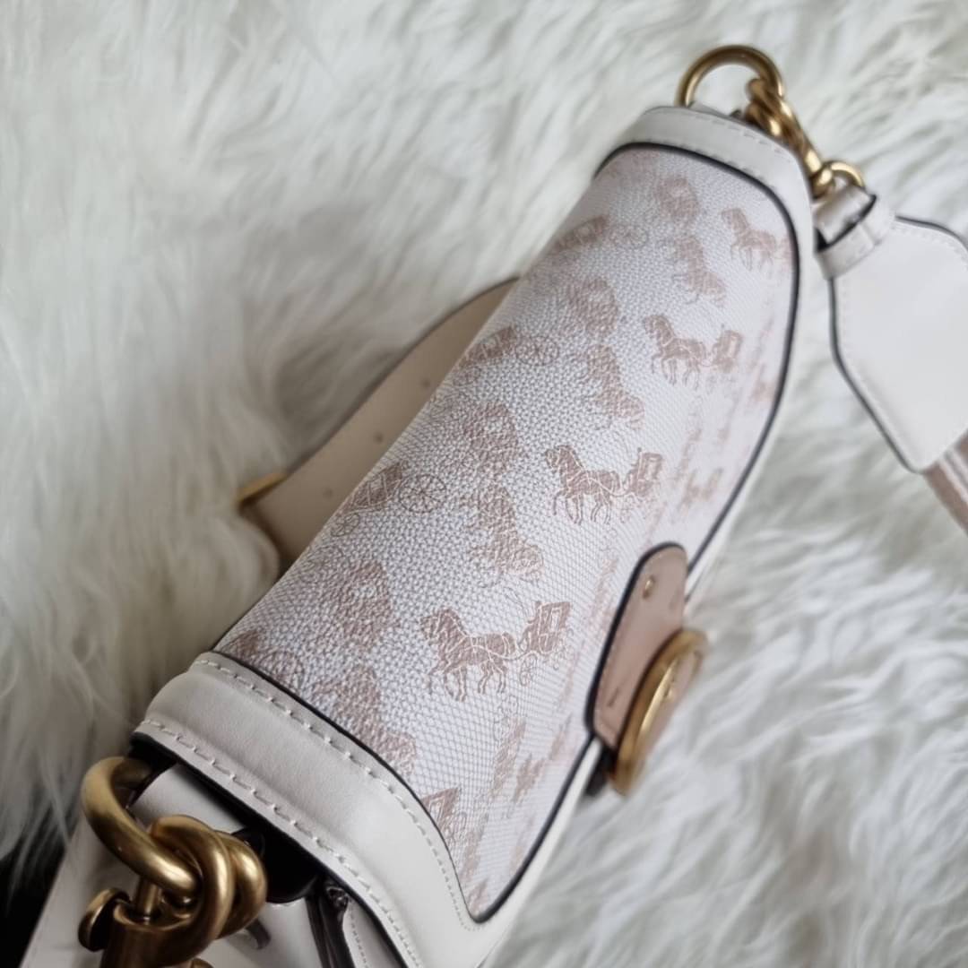 COACH C0749 BEAT SADDLE BAG WITH HORSE AND CARRIAGE PRINT สีหายาก ละมุนคุณหนู คอลเลคชั่นใหม่ ดีไซน์หรูหรา พิเศษมากๆมาพร้อมสายสะพาย 2 เส้น ใช้คู่กันหรือแยกสะพายก็สวยครบสูตร กระเป๋าสะพายทรง saddle คลาสสิค เปิด-ปิดด้วยกระดุมแน่นหนา ภายในเป็นช่องโล่ง ใส่ของได