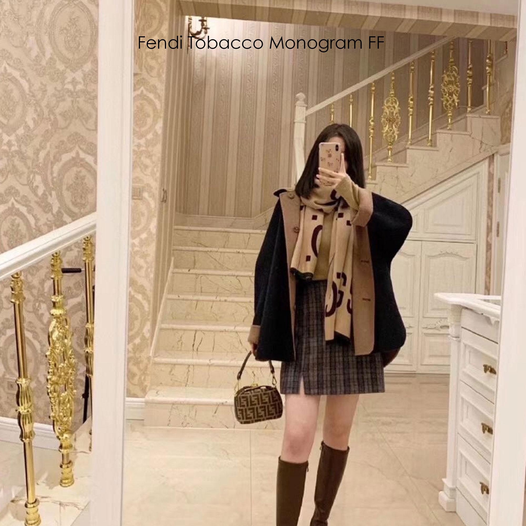 FENDI Mini Tobacco Monogram FF Logo Zucca Bag กระเป๋าสะพายไซส์มินิน่ารัก แมทชุดง่าย รุ่นสุดปัง แรงเกินต้านสุดๆ รูปทรงเป็นเอกลักษณ์ ดีเทลน่ารักด้วยตัวล็อคเปิดปิดคาดบนตัวกระเป๋า ทำให้ใบนี้ดูไม่น่าเบื่อเลย