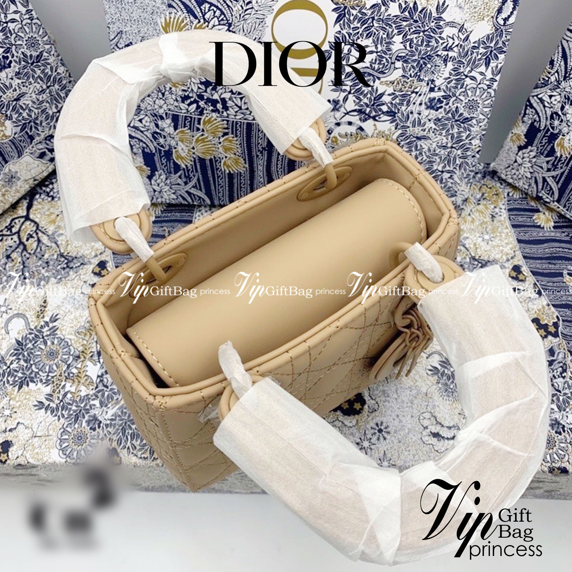 DIOR CD LADY BAG / Christian Dior Lady Dior Ultra-Matte Bag พร้อมส่ง 6 โทนสีพาสเทลหวานๆ น่ารักละมุน ตัวห้อยโลโก้โทนสีเดียวกับกระเป๋า น่ารักมากค่ะ ดีไซน์เรียบง่าย แต่แฝงไปด้วยความหรูหรา วัสดุหนังแท้ ทรงกล่องคลาสสิค มีหูจับในตัวและสายครอสบอดี้สุดเลิศ ที่มาพ
