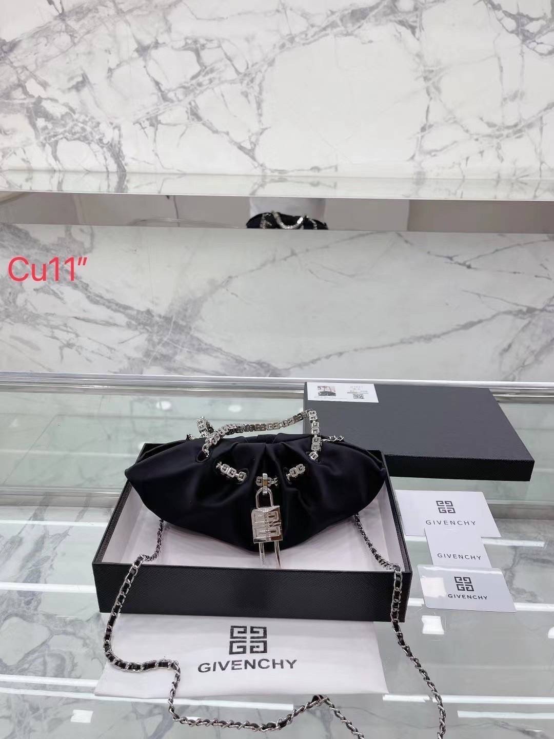 GIVENCHY Kenny shoulder bag สัมผัสกระเป๋าสุดไอคอนิก บอกเล่าเรื่องราวฉบับใหม่ของเเบรนด์ได้อย่างน่าหลงใหล Bag is recognizable from the signature '4G'