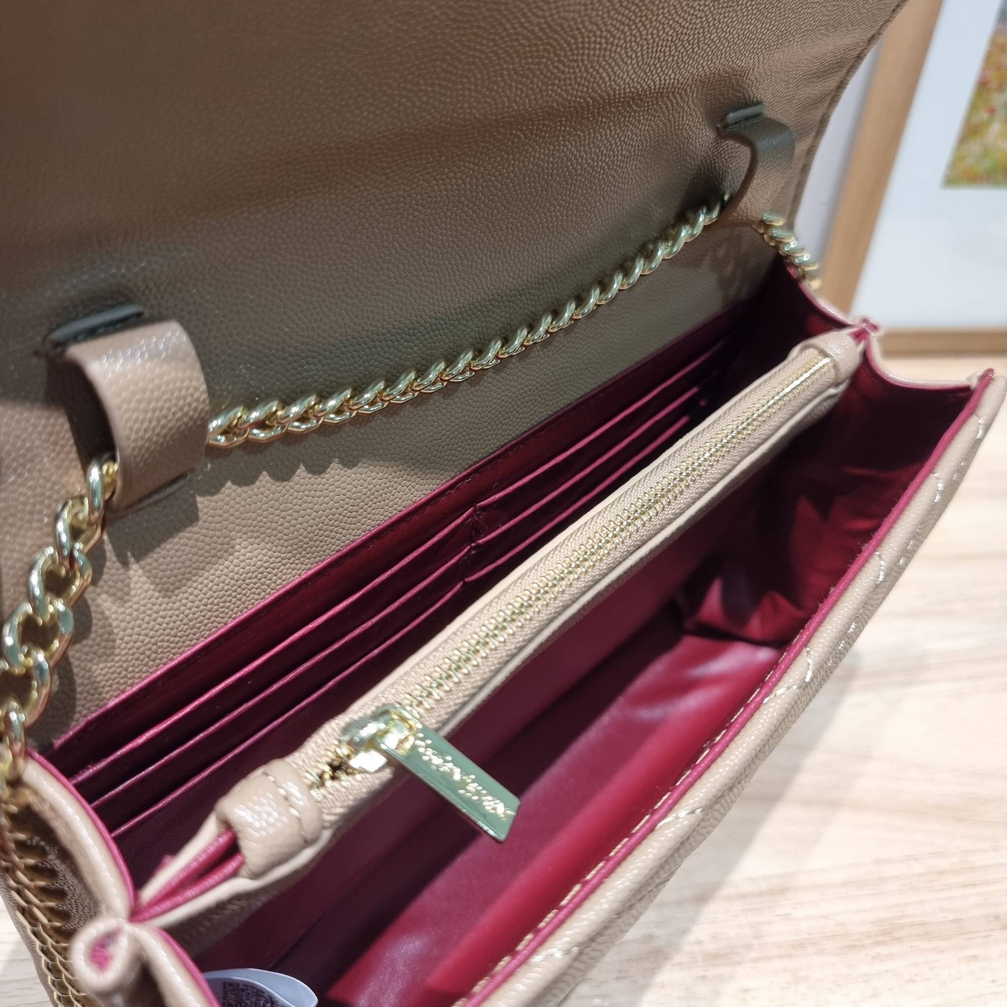 YSL WOC 9 ไม่เคยผิดหวังจริงๆ!! กับรุ่นที่สาวๆรู้กัน Yves Saint laurent clutch bag with chain กระเป๋าสะพายทรง woc สุดฮอต ดีไซน์เรียบหรู โดดเด่นด้วยโลโก้ด้านหน้า