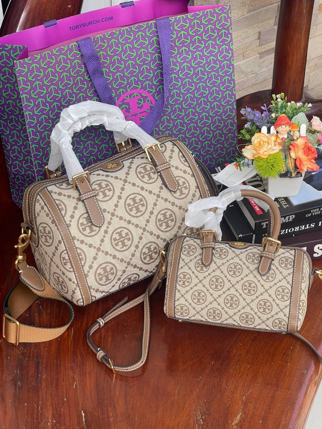 Large: Tory burch T Monograme Jacquaed Duffle เป็นทรงกระเป๋าที่มีความฮอตฮิตตลอดกาล ด้วยรูปทรงคลาสสิคและเหมาะใช้งานเข้ากับทุกสถานการณ์ ไม่ว่าจะเป็นกระเป๋าสะพายไหล่ เพิ่มความคล่องตัวและเข้าได้กับทุกลุค ไม่ว่าจะเป็นวันสบายๆ หรือวันที่ต้องออกไปทำกิจกรรมลุยๆ ห