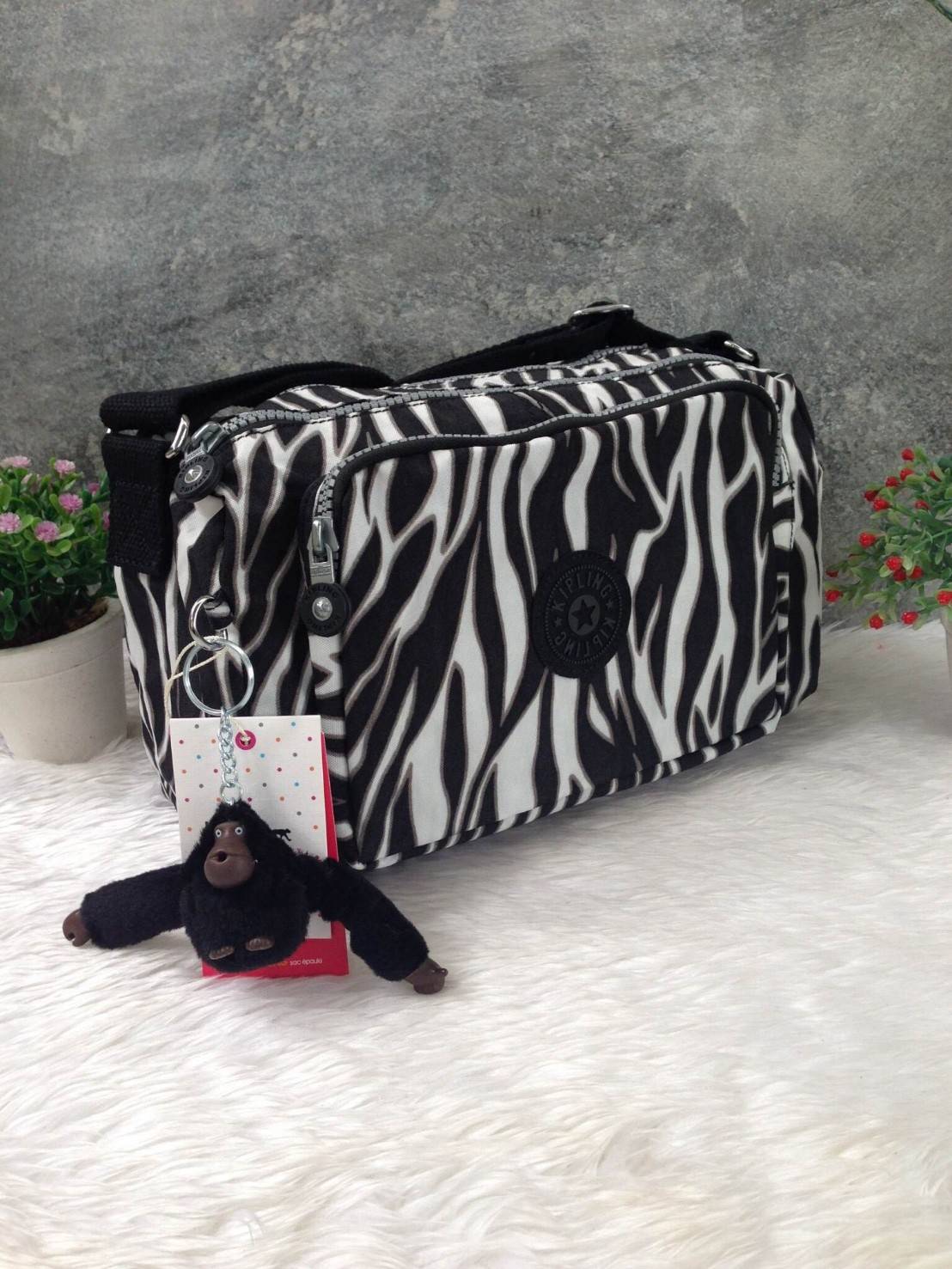 🎄กระเป๋าสะพาย KIPLING รุ่น Reth วัสดุไนล่อนคุณภาพดี มาพร้อมดีไซน์ทันสมัย และสามารถใช้งานได้อย่างดี เข้ากับทุกการแต่งตัว โดดเด่นด้วยพื้นที่ภายในและช่องต่างๆ ที่ให้คุณจัดเก็บของสำคัญได้ครบถ้วน ไม่ว่าจะเป็นมือถือ ปากกา หรือไอเท็มจำเป็นของคุณ สายสามาร