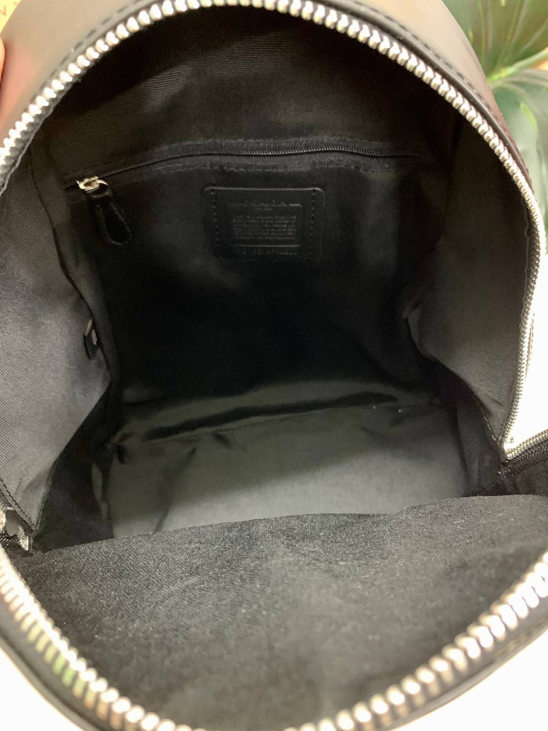 OUTLET 】COACH MEDIUM CHARLIE BACKPACK IN SIGNATURE ((32200)) พร้อมส่งที่ไทยอีกครั้งค่ะ! กระเป๋าสะพายหลังขนาดกลาง หนังแท้+ไนล่อน ด้านหน้ามีช่องซิปให้หนึ่งช่อง;เปิดปิดช่องหลักแบบซิปคู่ ภายในกว้างใส่สัมภาระได้จุนะคะ พร้อมช่องซิปให้อีกช่องค่ะ;สายสะพายสามารถเล