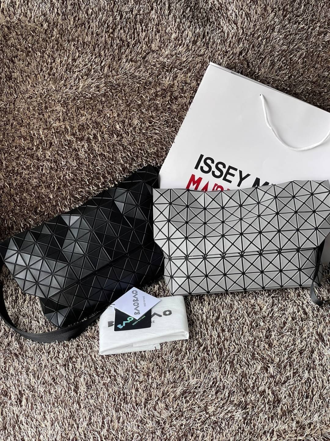 Baobao Issey Miyake Prism Sac ชาวมินิมอลทั้งชายและหญิงต้องถูกใจรุ่นนี้ เพราะ Prism Sac เป็นกระเป๋าแบบ unisex ที่มาพร้อมกับความเรียบง่ายของวัสดุเนื้อแมตต์ แต่ให้ลุคสไตล์เท่แบบคูลๆ โดดเด่นด้วยดีไซน์ที่ออกแบบมาให้ใช้งานที่ง่าย ตอบโจทย์ทุกสถานการณ์ฝาพับแบบเปิ