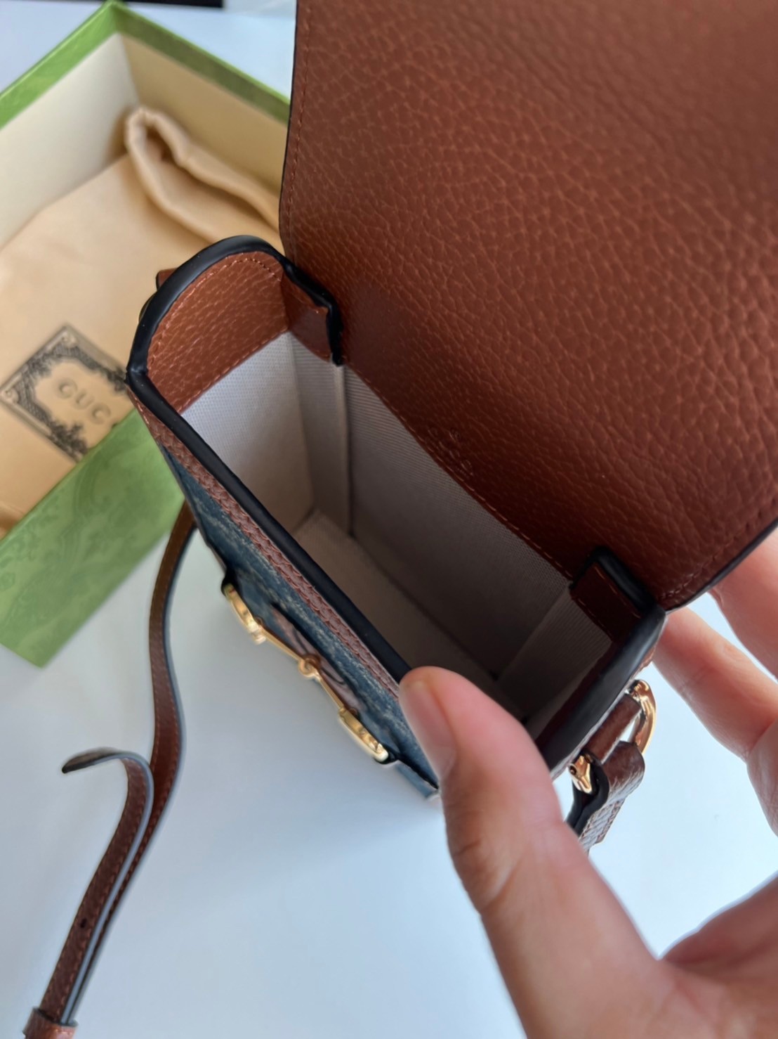 Gucci Horsebit 1955 mini bag / Gucci Phone Bag ออริจินอล เกรดสลับใช้แทนใบจริงได้ รุ่นยอดฮิต ไซส์มินิ ที่ใครๆก็ต้องรู้จัก!! กับกระเป๋าขนาดมินิในรูปแบบผ้าแจ็คการ์ดสีขาวงาช้างและน้ำเงิน ได้รับแรงบันดาลใจมาจากดีไซน์ดั้งเดิม ซึ่งแอคเซสเซอรี่นี้โดดเด่นด้วยรายละ