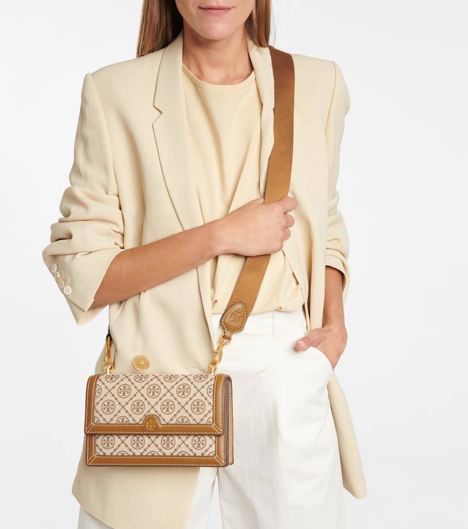 TORY BURCH 81000 MINI T MONOGRAM JACQUARD SHOULDER BAG คอลเลคชั่นฤดูใบไม้ผลิ 2021 กระเป๋าสะพายรุ่นใหม่จาก Tory Burch ดีไซน์สวยคลาสสิค แฝงไว้ด้วยความหรู ลวดลายผ้าแจ็คการ์ด T Monogram บนกระเป๋า Tory Burch นี้ เป็นการยกย่องให้กับงานควิลท์ชาวเพนซิลเวเนียดัตช์