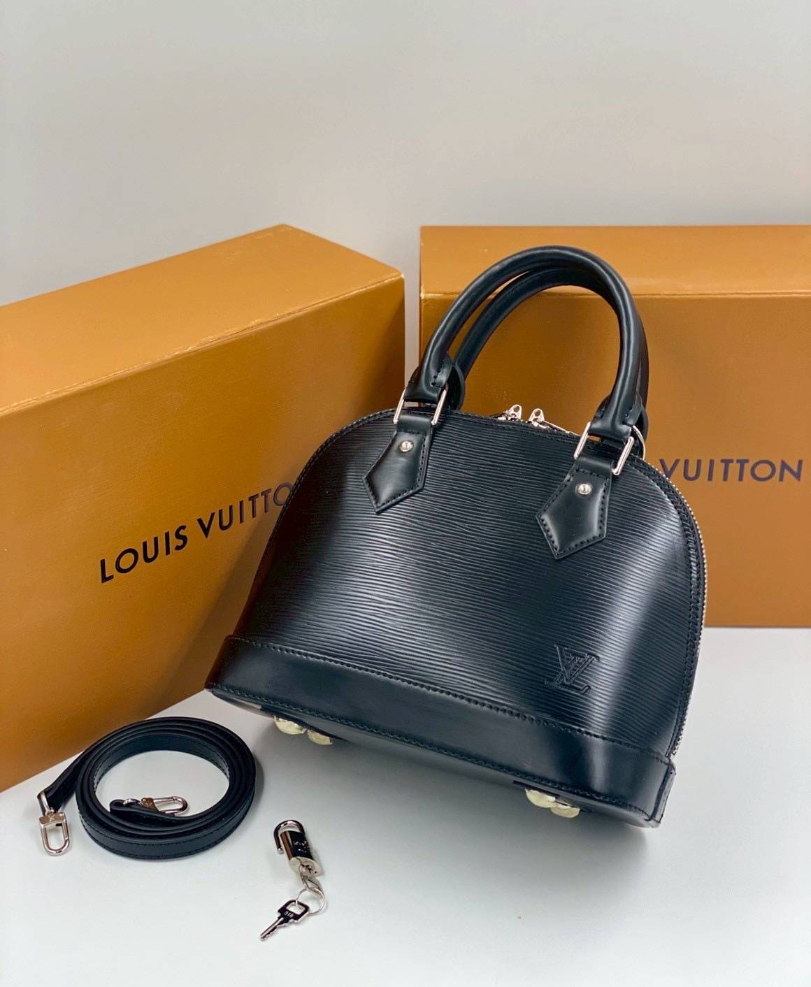 RI หนังแท้ | LV Alma BB bag handbag Epi grained leather กระเป๋าสะพาย/กระเป๋าถือ คลาสสิกเหนือกาลเวลา หนัง Epi มีลวดลายเฉพาะและสีสวยงามทั้งใบ